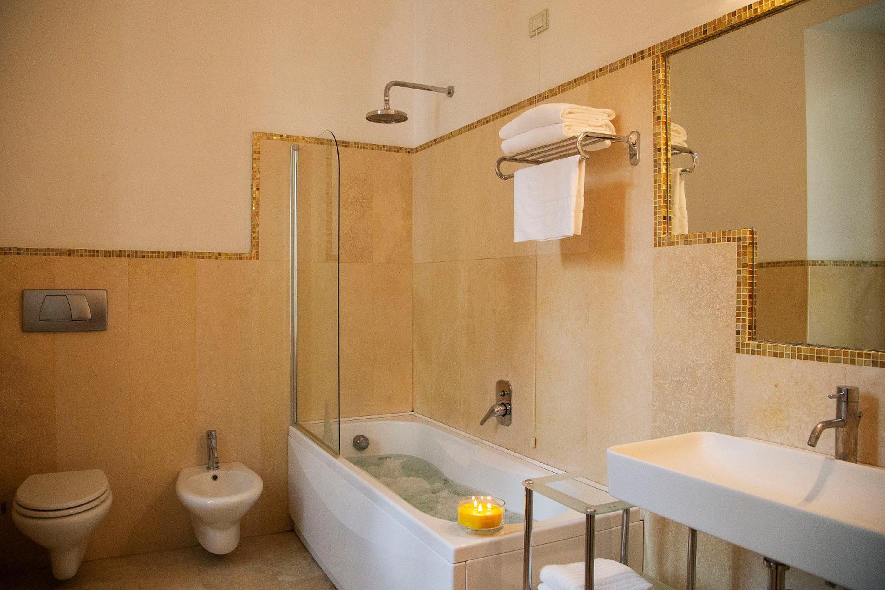 Deluxe Quadruple Room with Jacuzzi photo 2