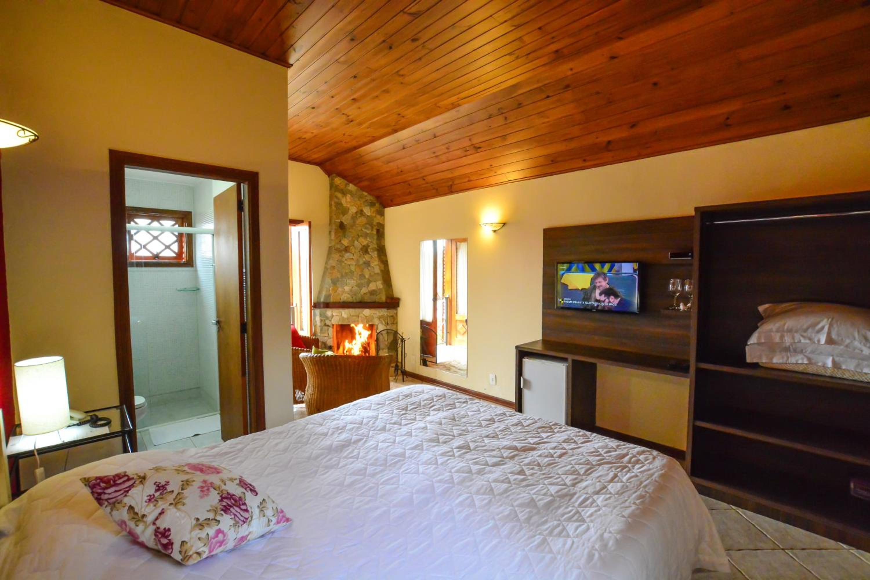 Chalet Master with Spa Bath photo 1
