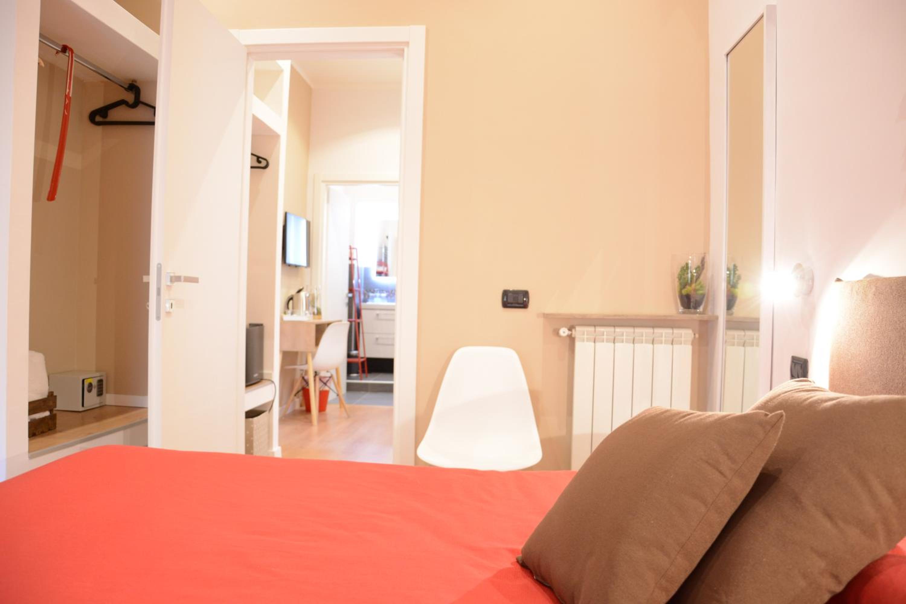 One-Bedroom Suite with Private Bathroom photo 2