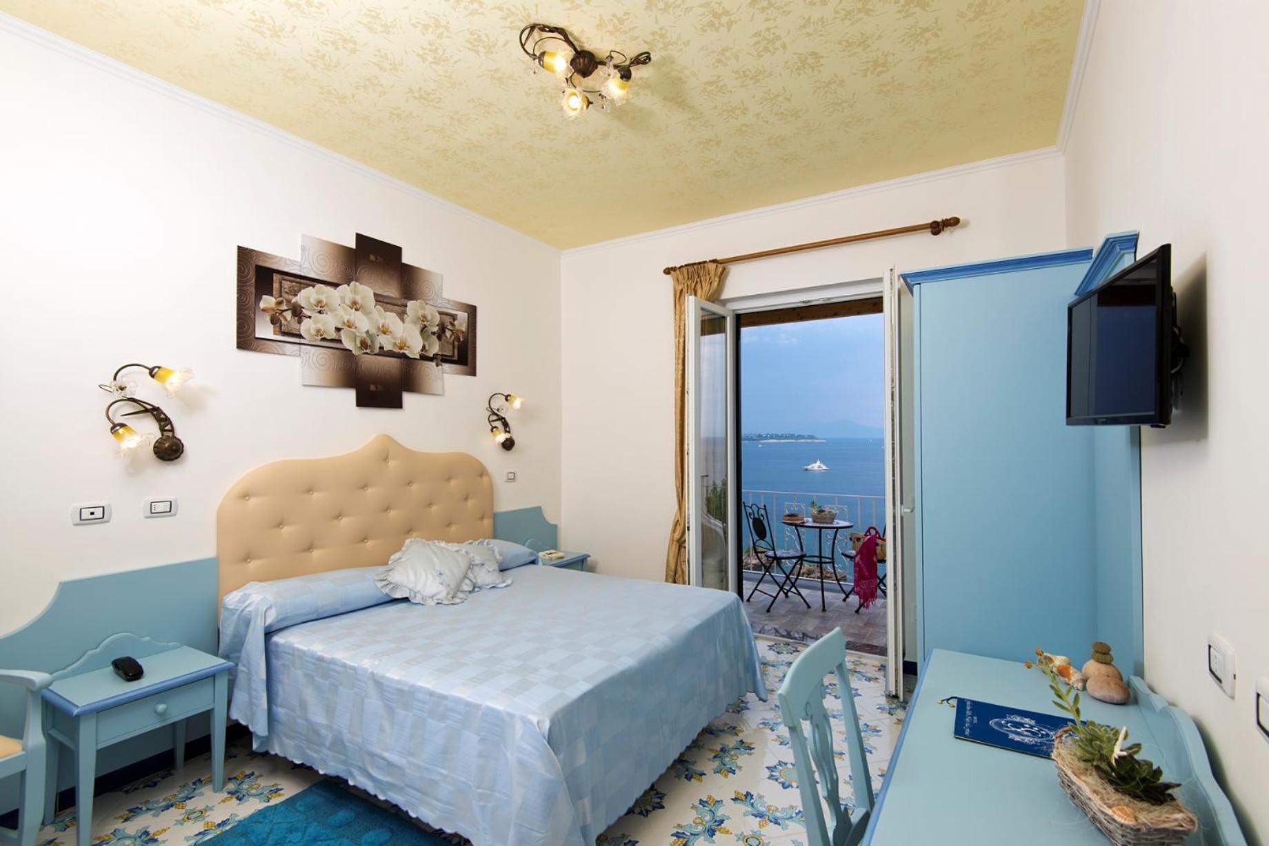 Superior Double Room with Sea View - Photo 3