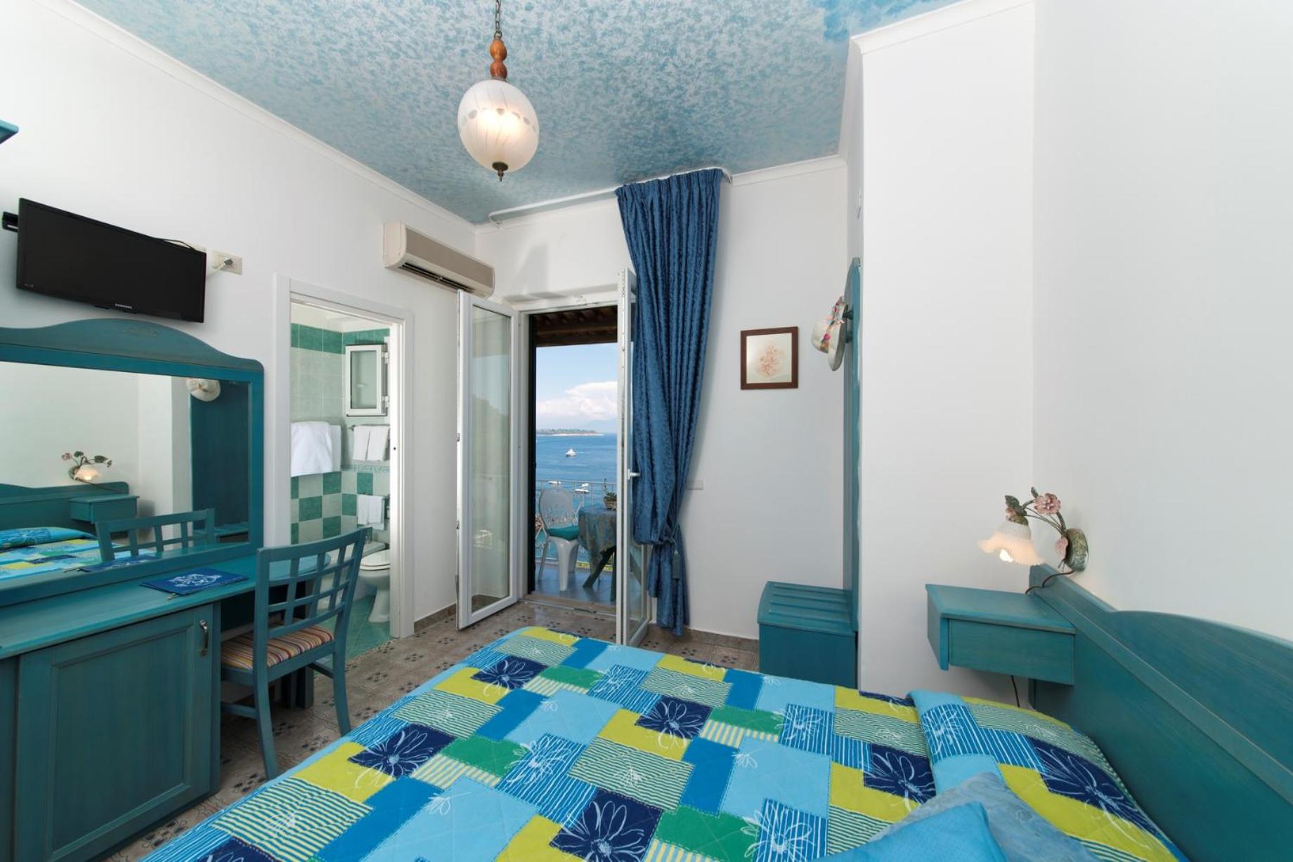 Superior Double Room with Sea View - Photo 9