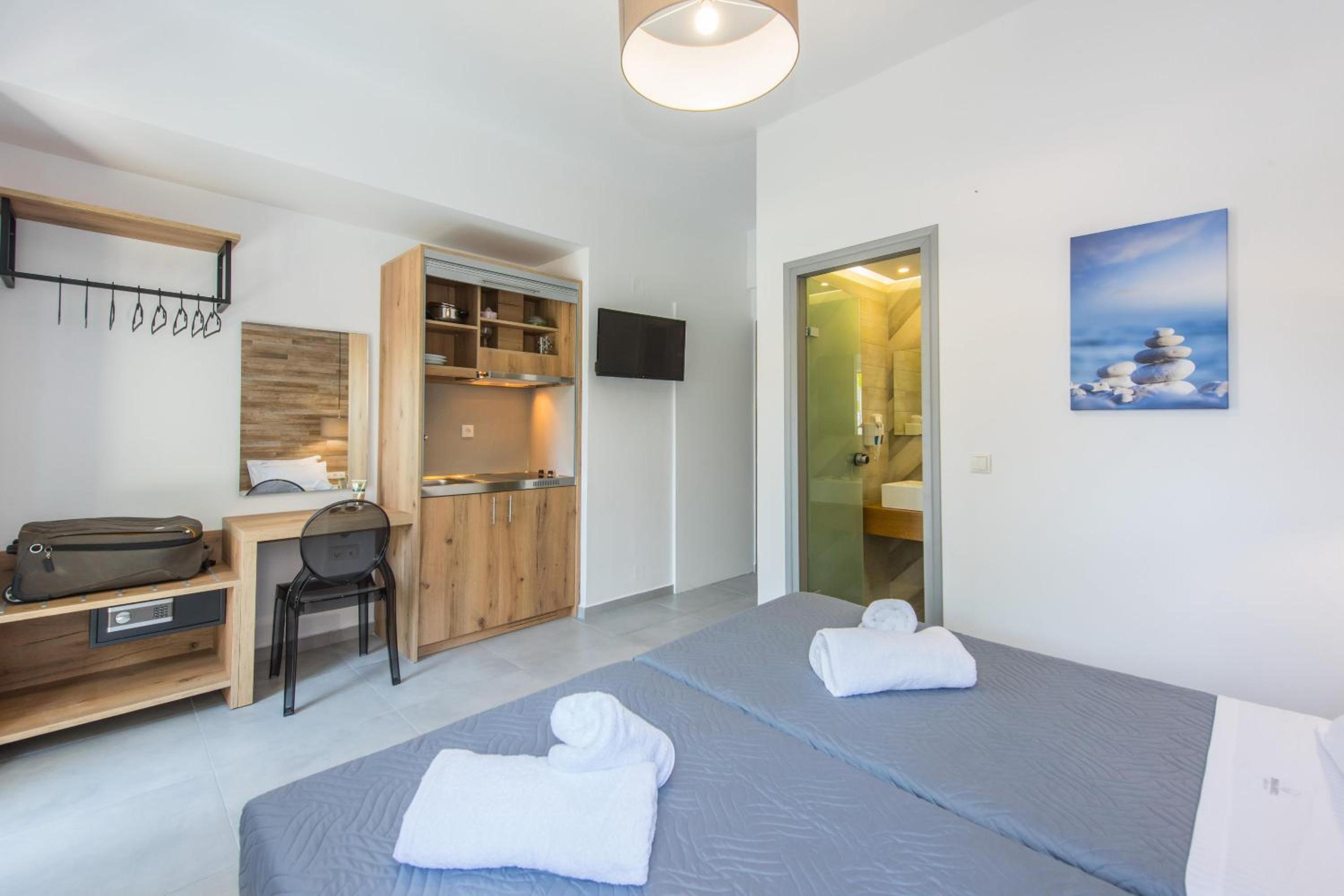 Superior Twin / Double Studio with Pool View - Photo 4