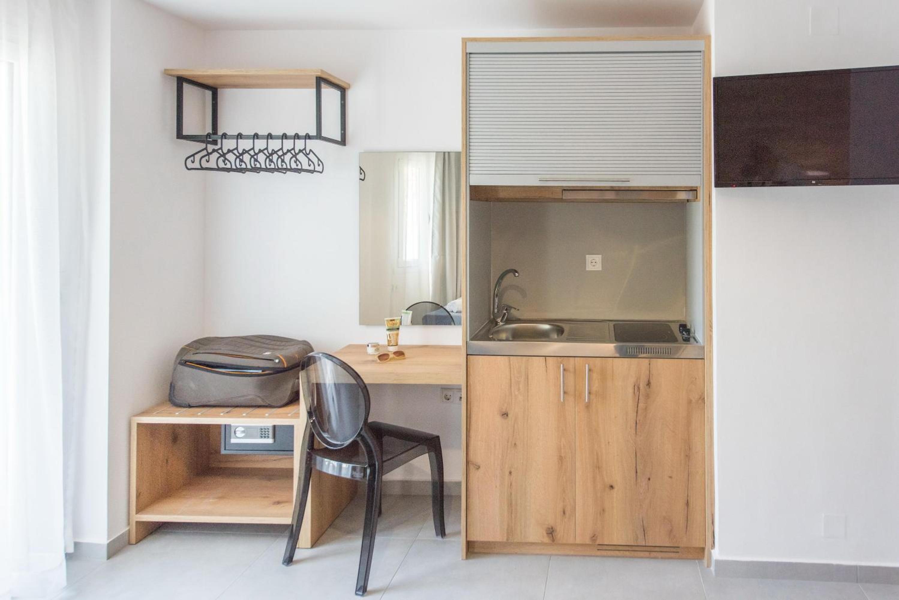 Superior Twin / Double Studio with Pool View - Photo 2