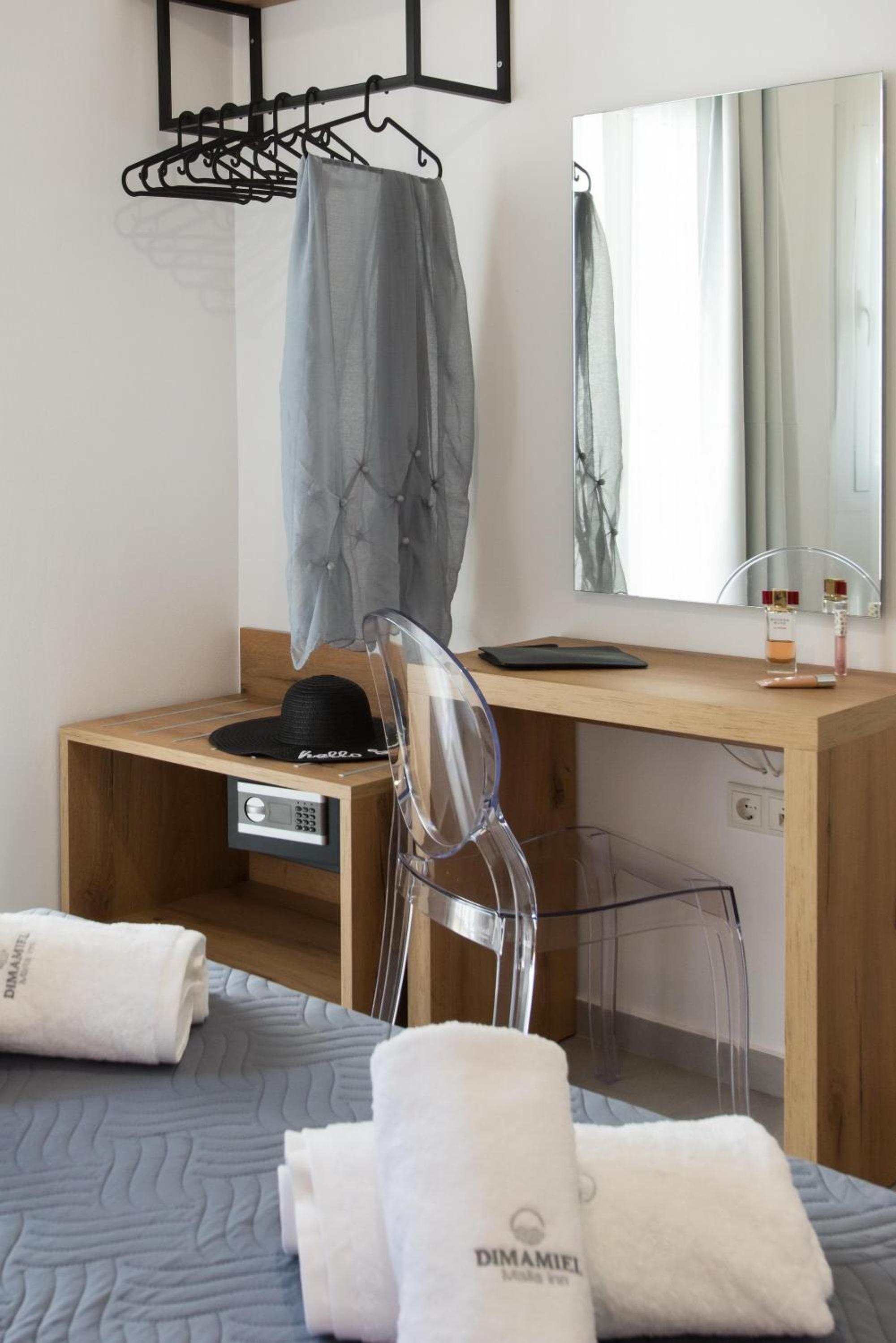 Superior Twin / Double Studio with Pool View - Photo 6