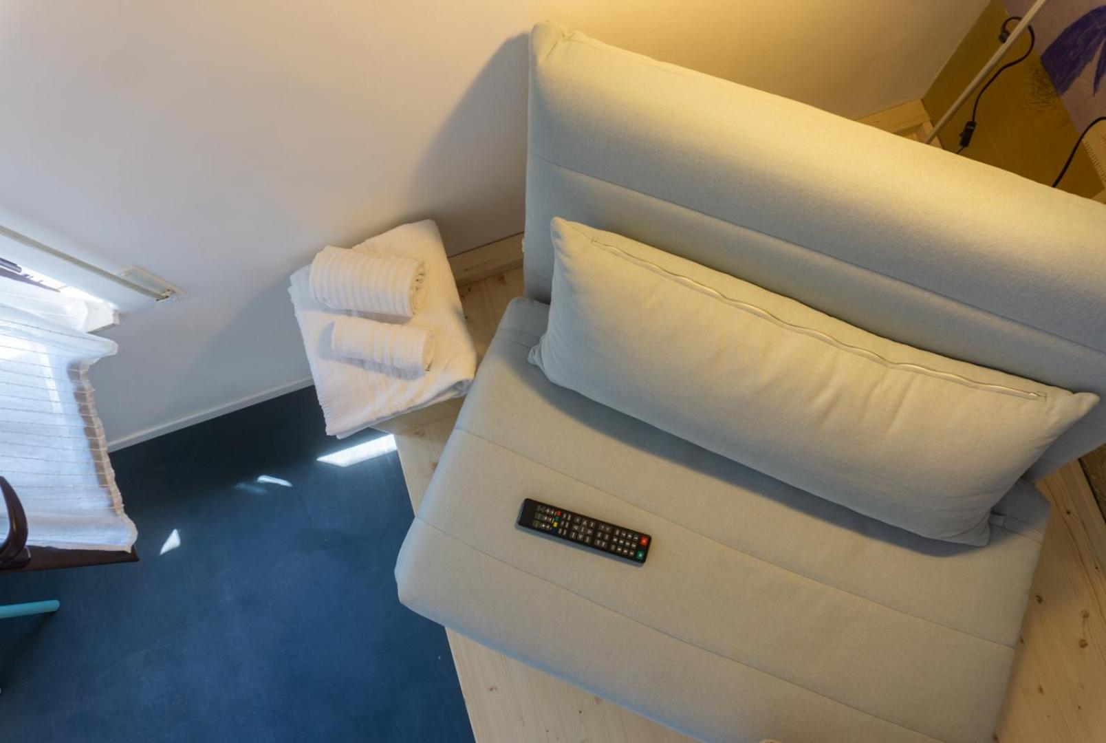 Single Room with Private Bathroom photo 2