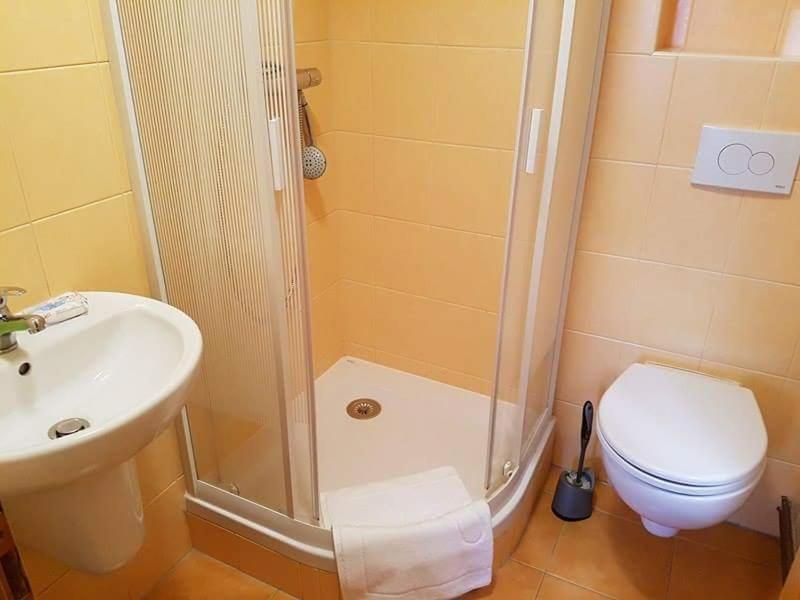 Triple Room with Private Bathroom photo 3