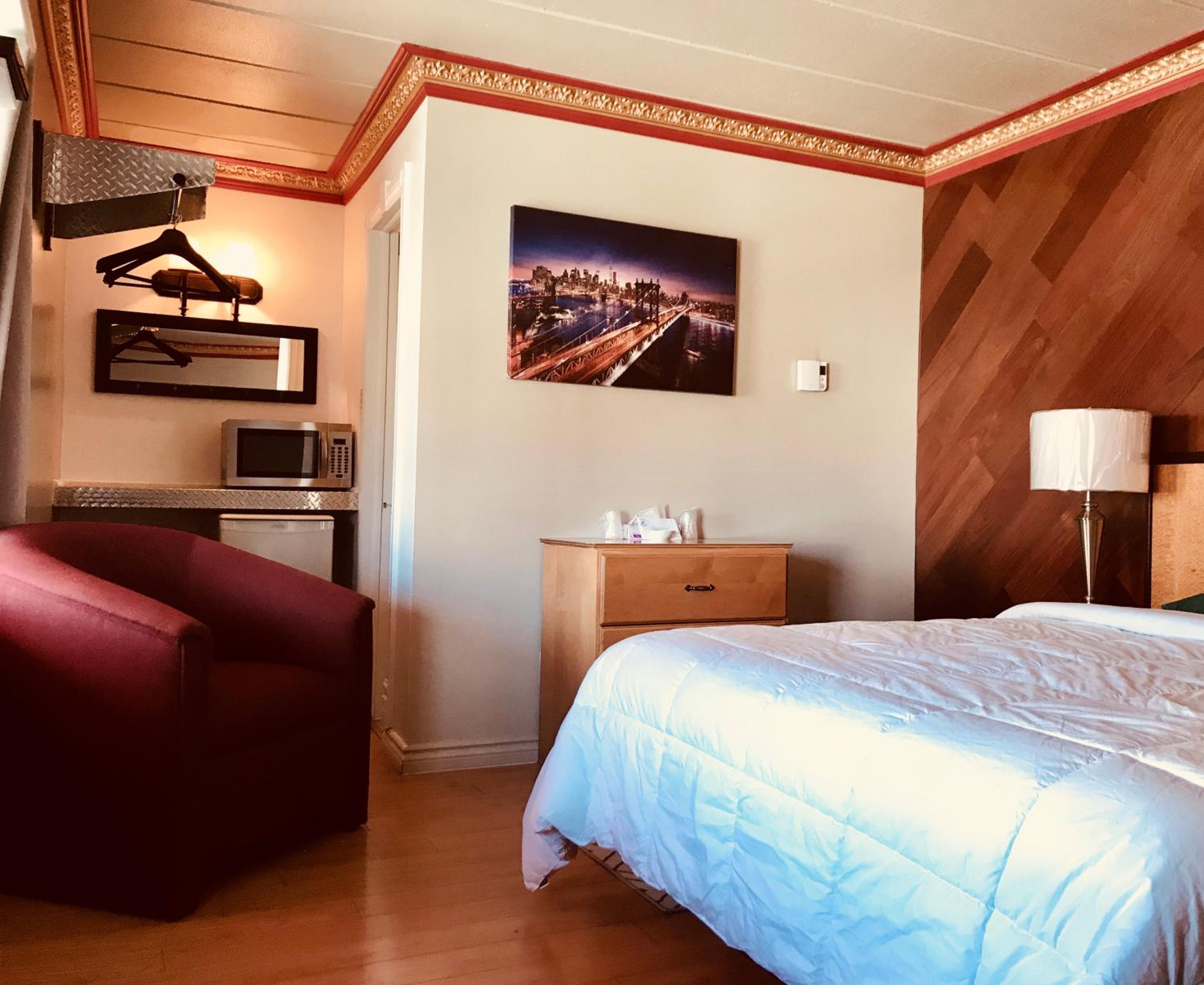 Queen Room - Non-Smoking, photo 7