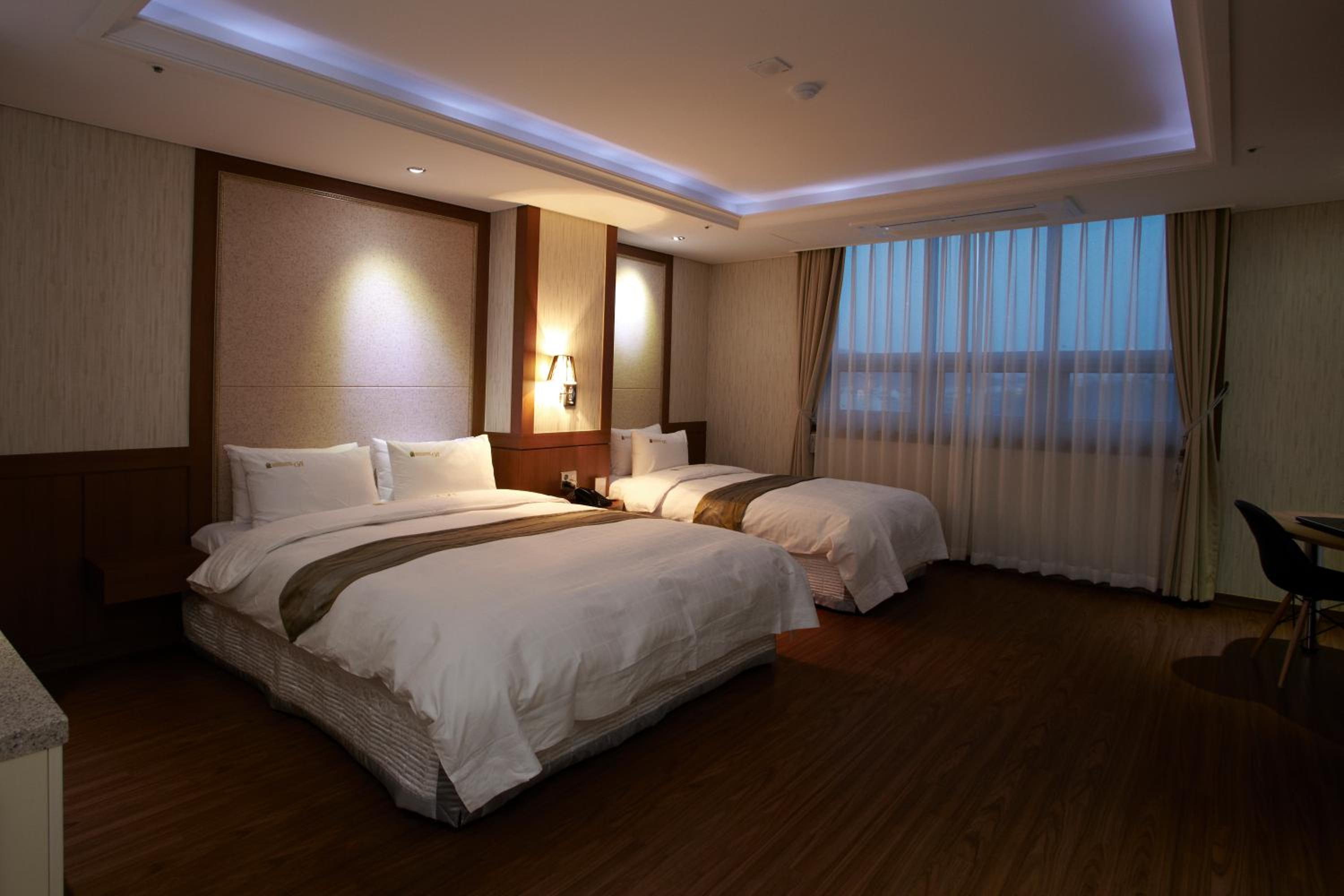 Standard Twin Room with City View photo 1