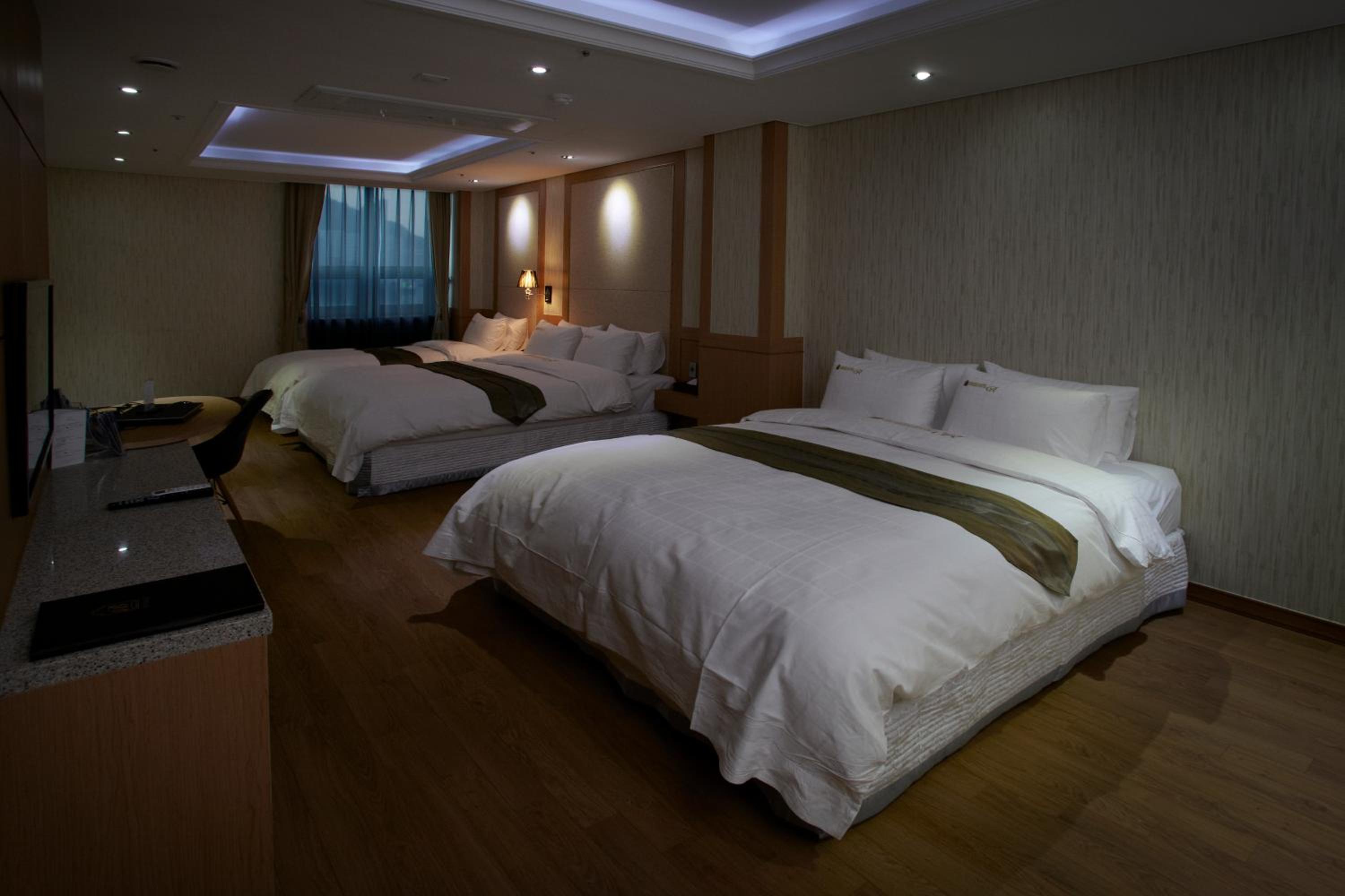 Deluxe Family Room with City View photo 1