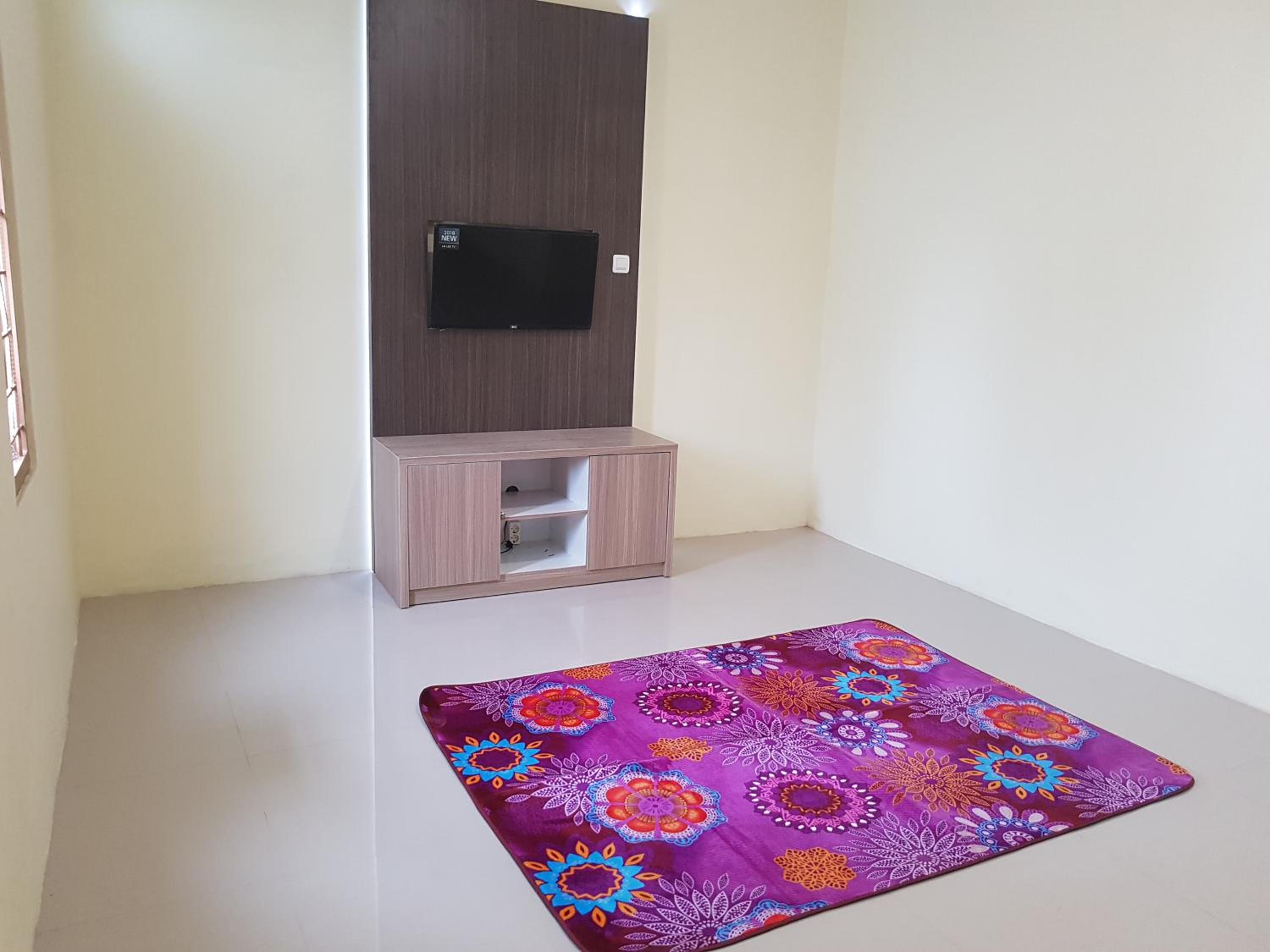 Three-Bedroom Townhouse - Photo 8