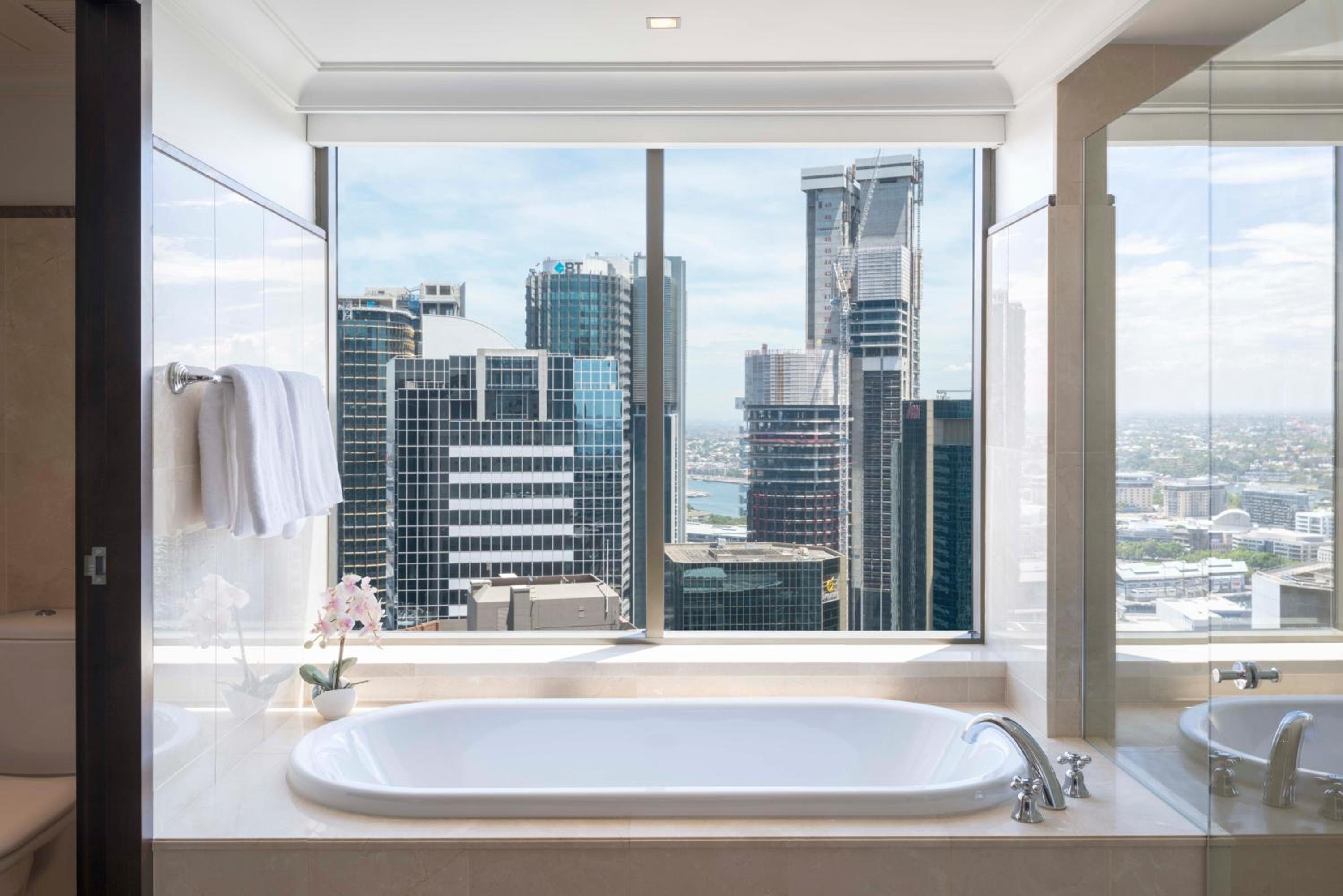 Executive Suite with Club Lounge Access thumbnail 6