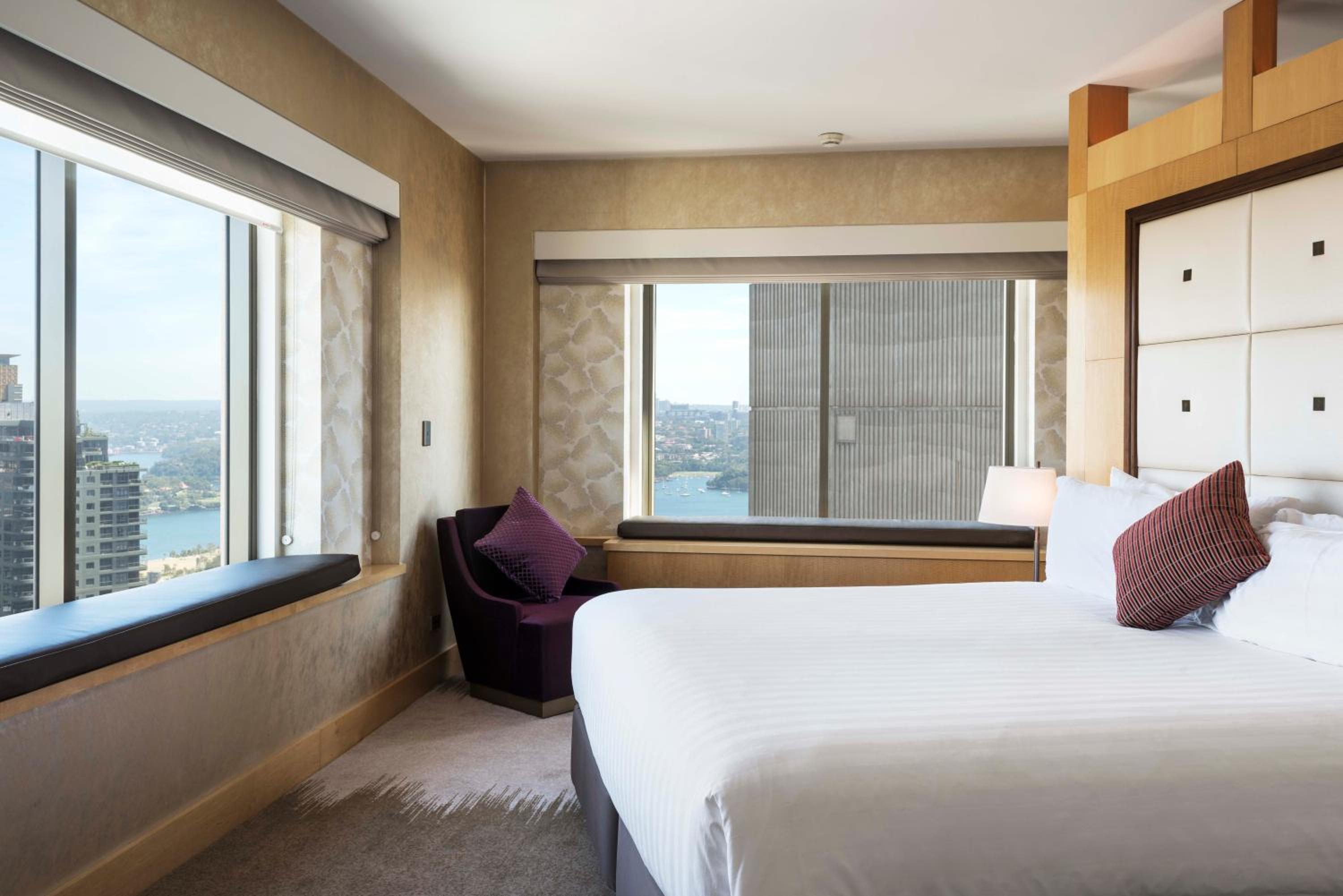 Executive Suite with Club Lounge Access thumbnail 5