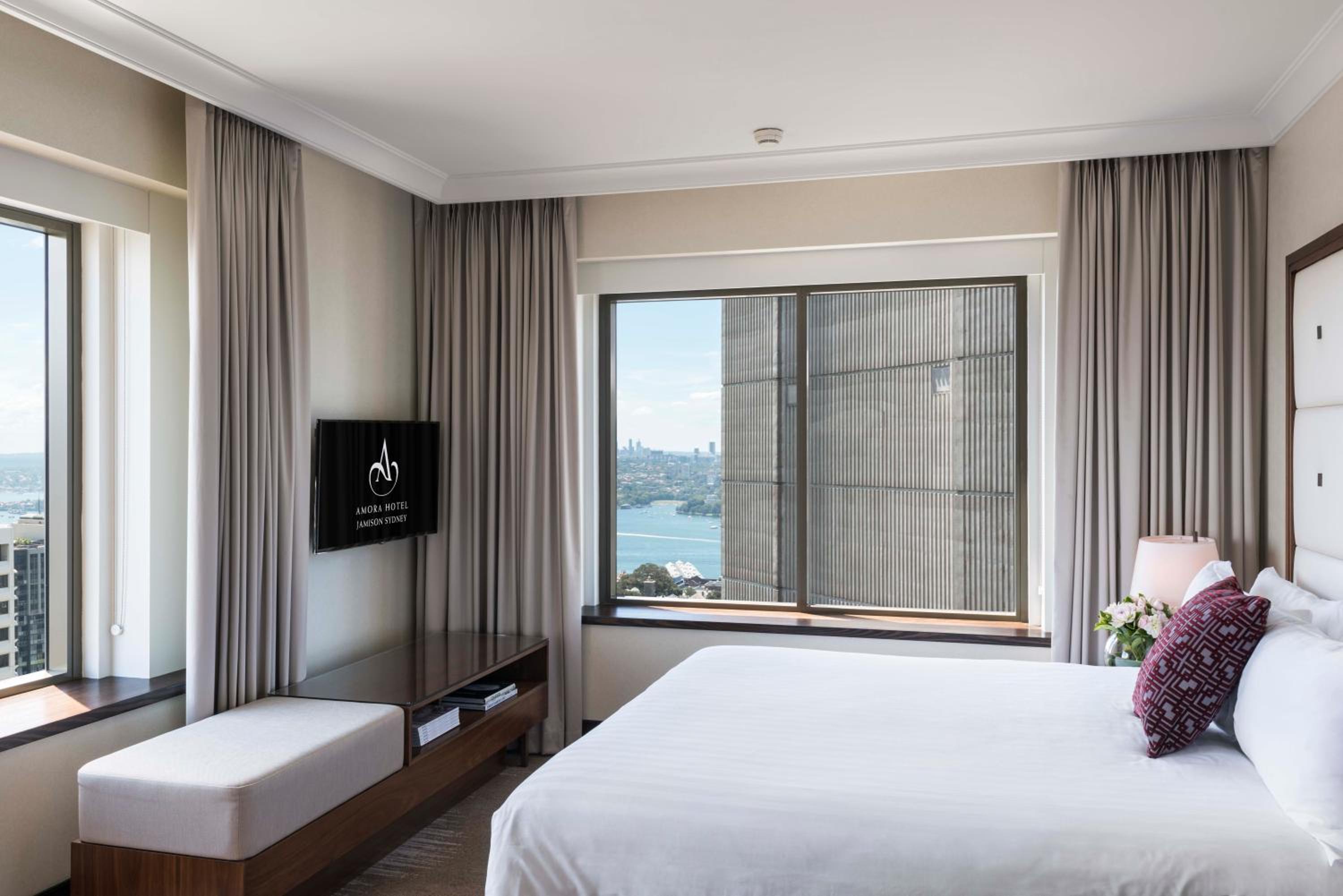 Executive Suite with Club Lounge Access thumbnail 5