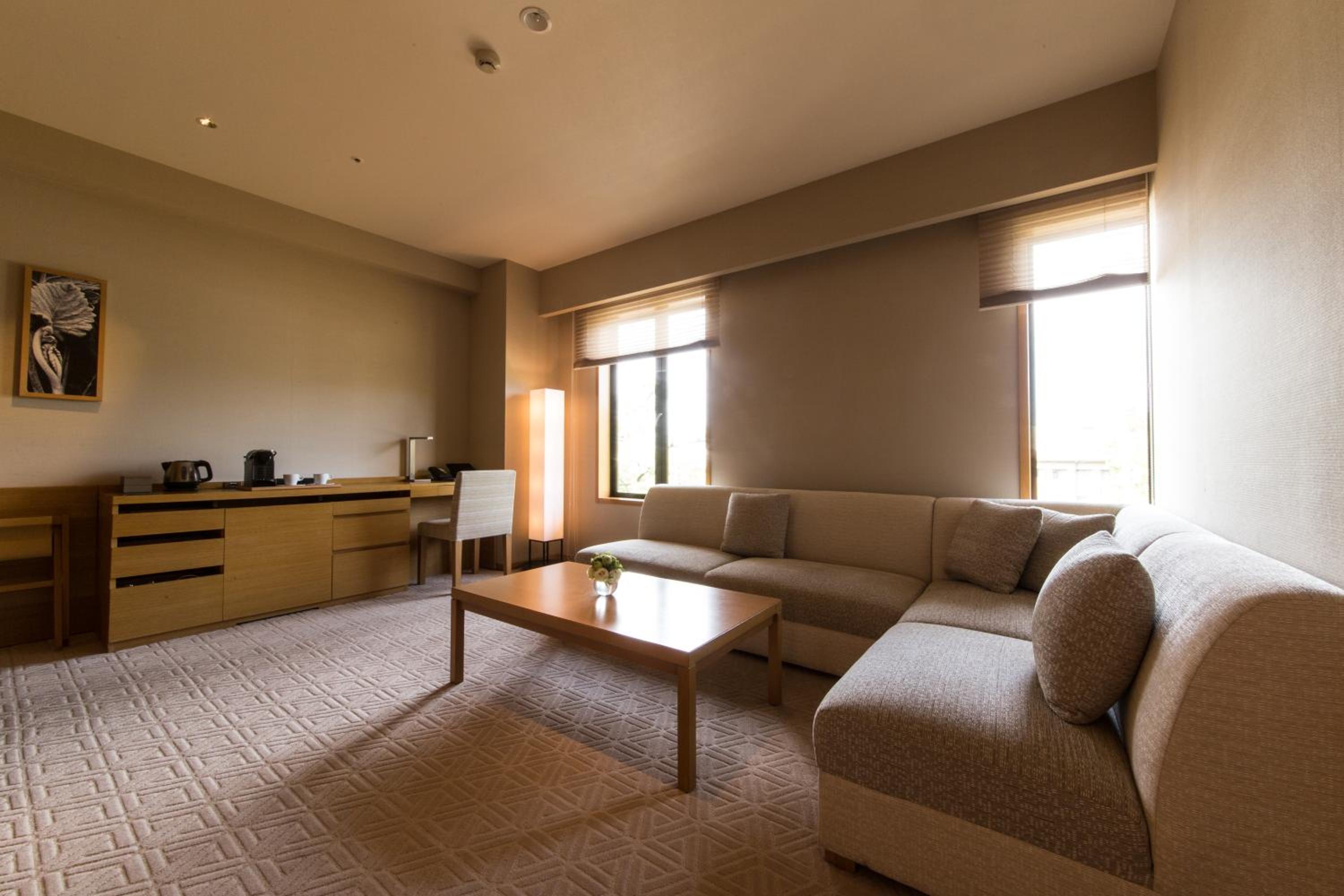 Deluxe Corner Room with Two Queen Beds photo 3
