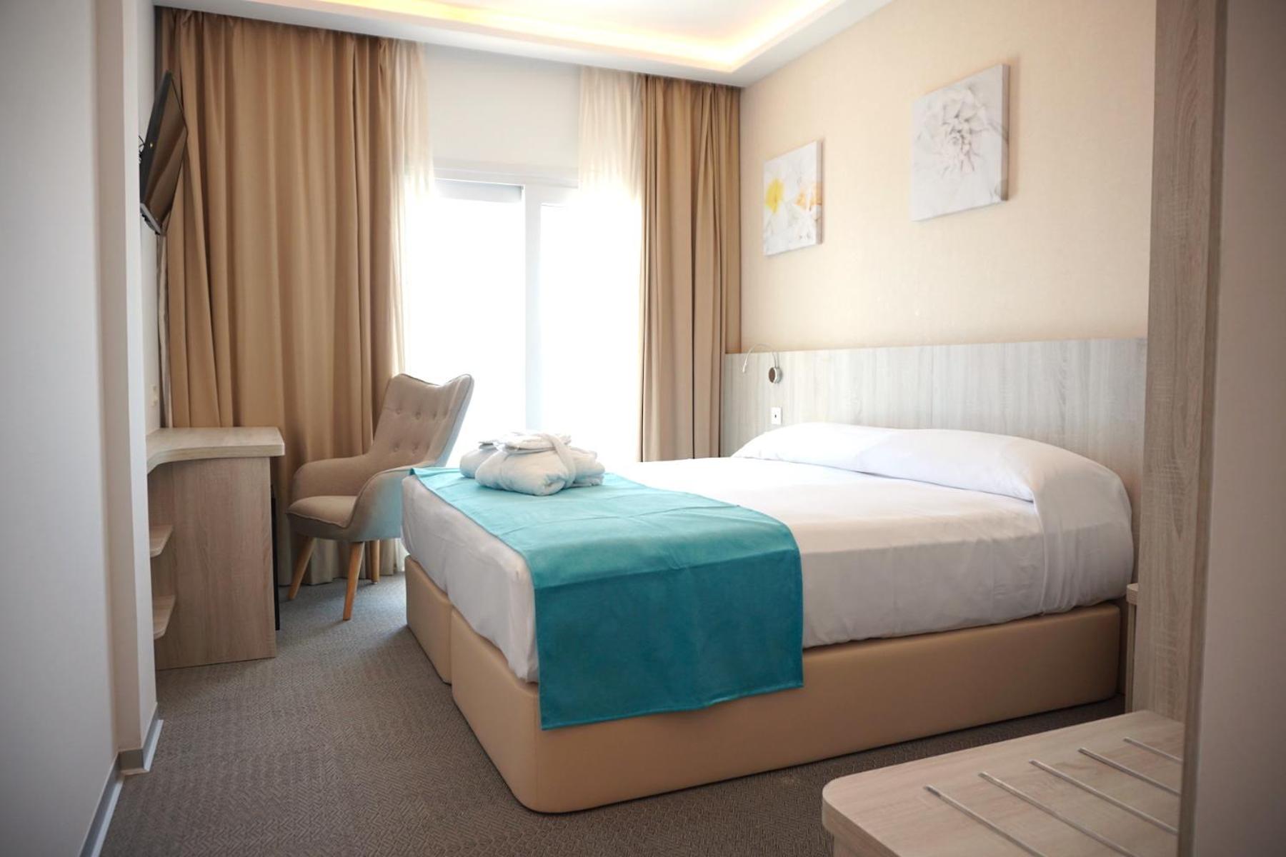Double Room with Sea View - Photo 2