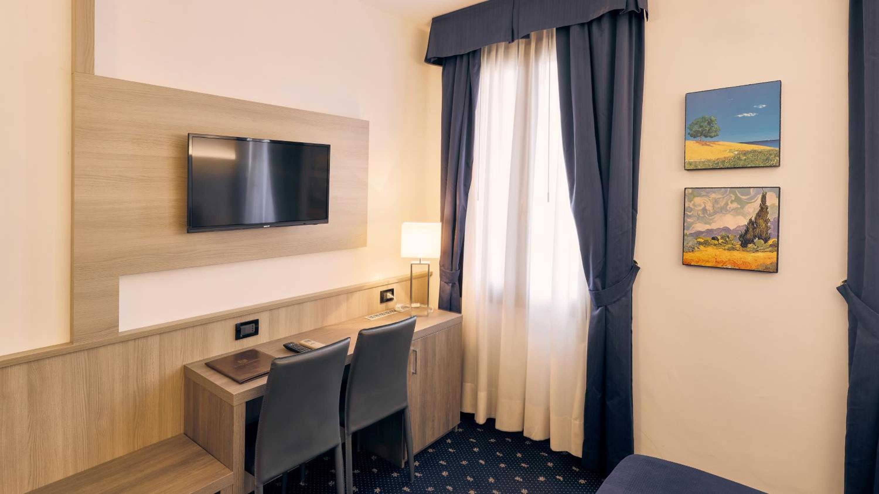 Double or Twin Room - Photo 8