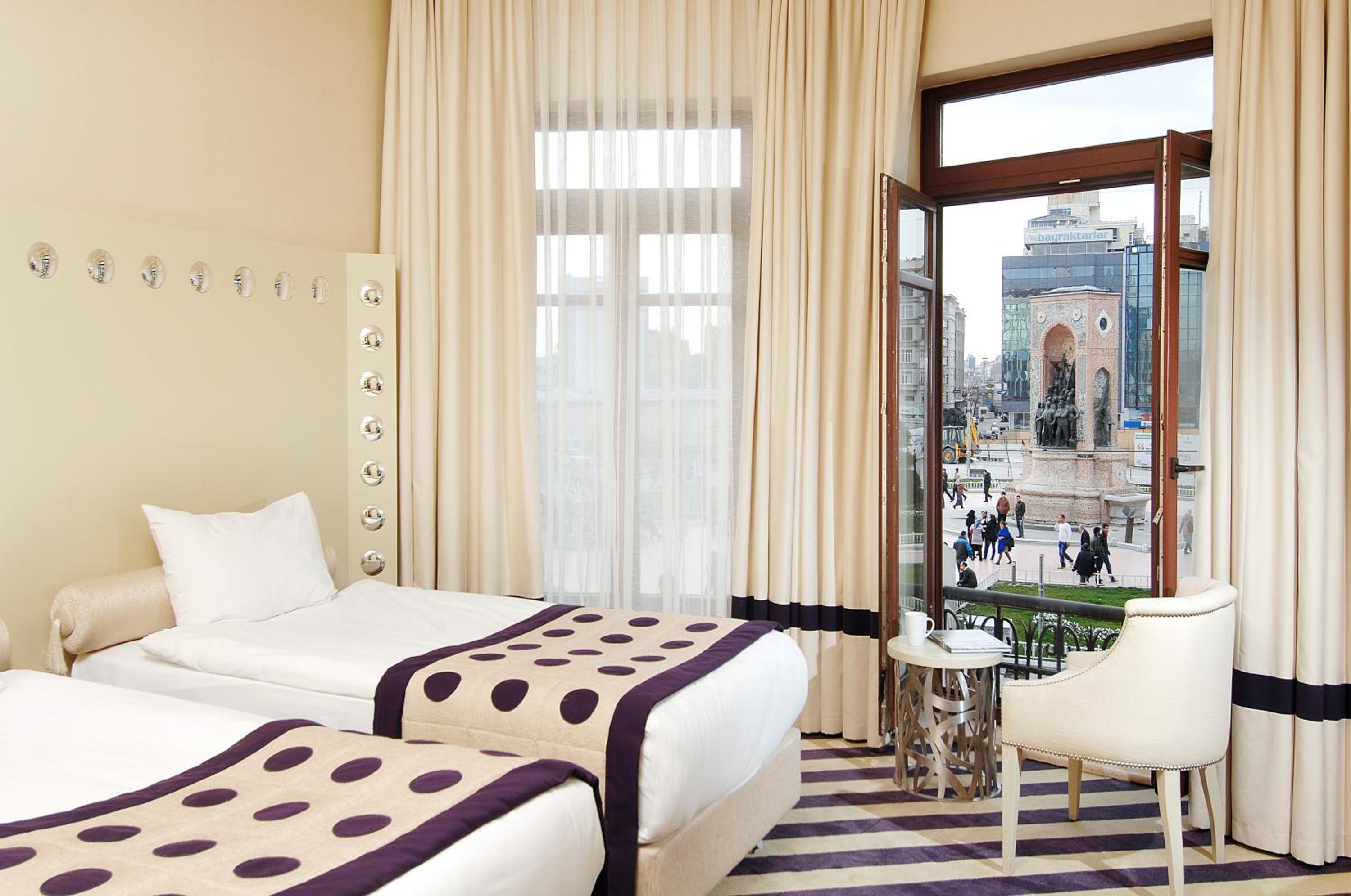 Superior Double or Twin Room with Square View photo 3