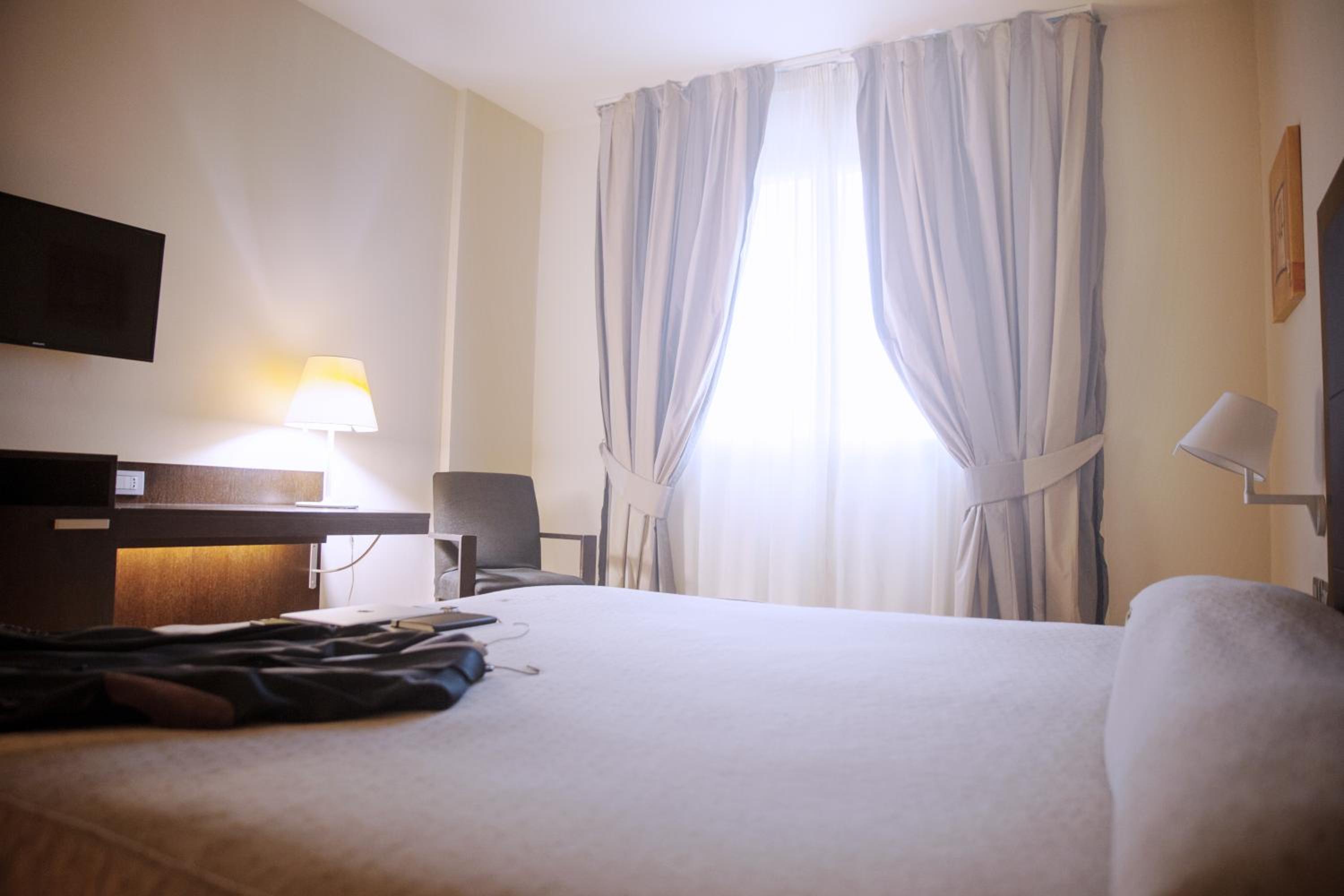 Standard Double Room - Photo 8