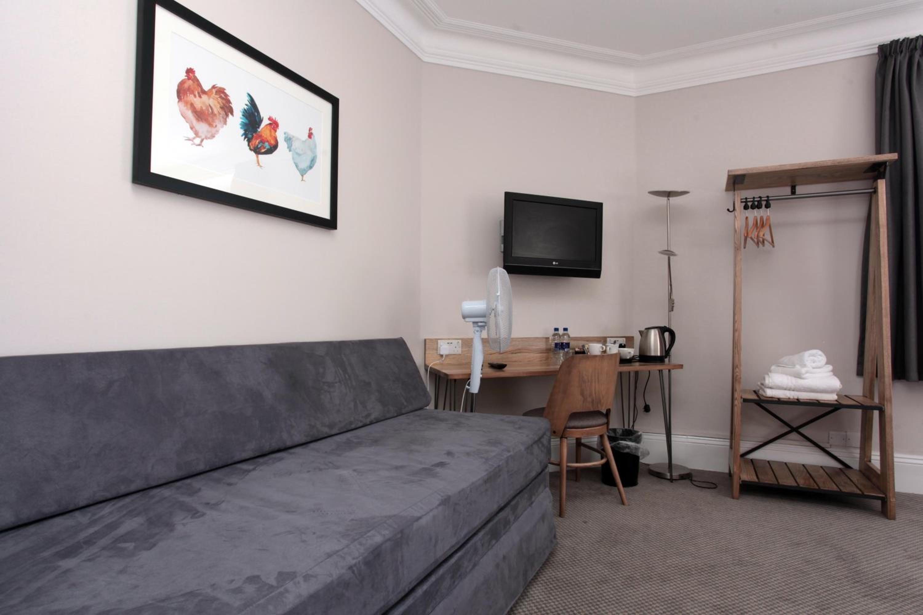 Family Room (2 Adults + 1 Child) - Photo 2