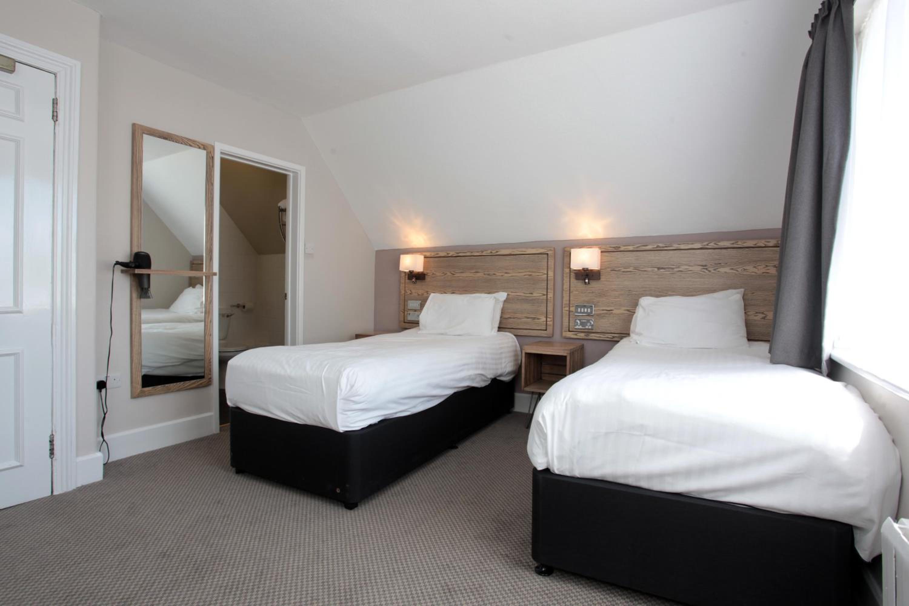 Standard Twin Room - Photo 4
