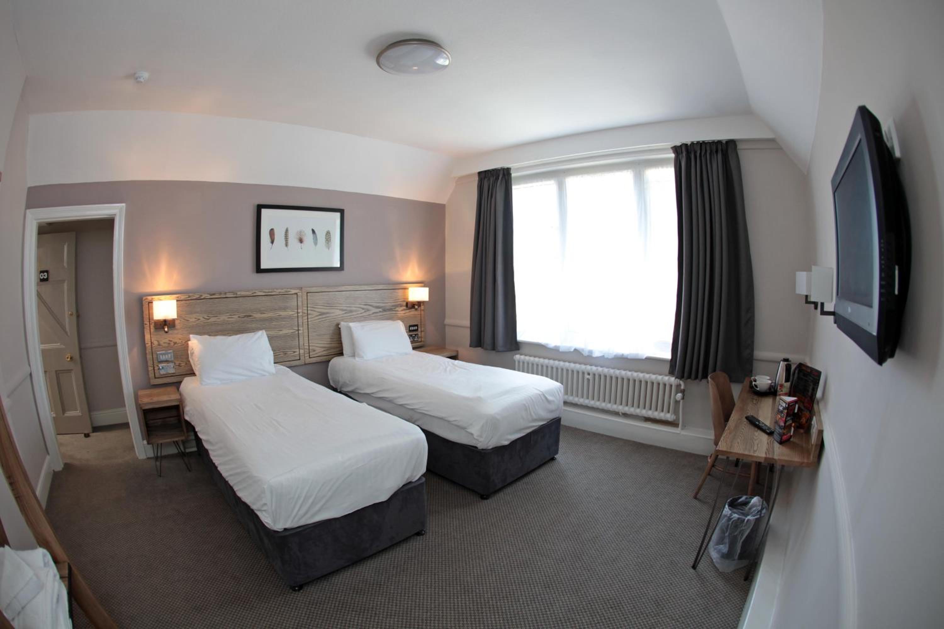 Standard Twin Room - Photo 3