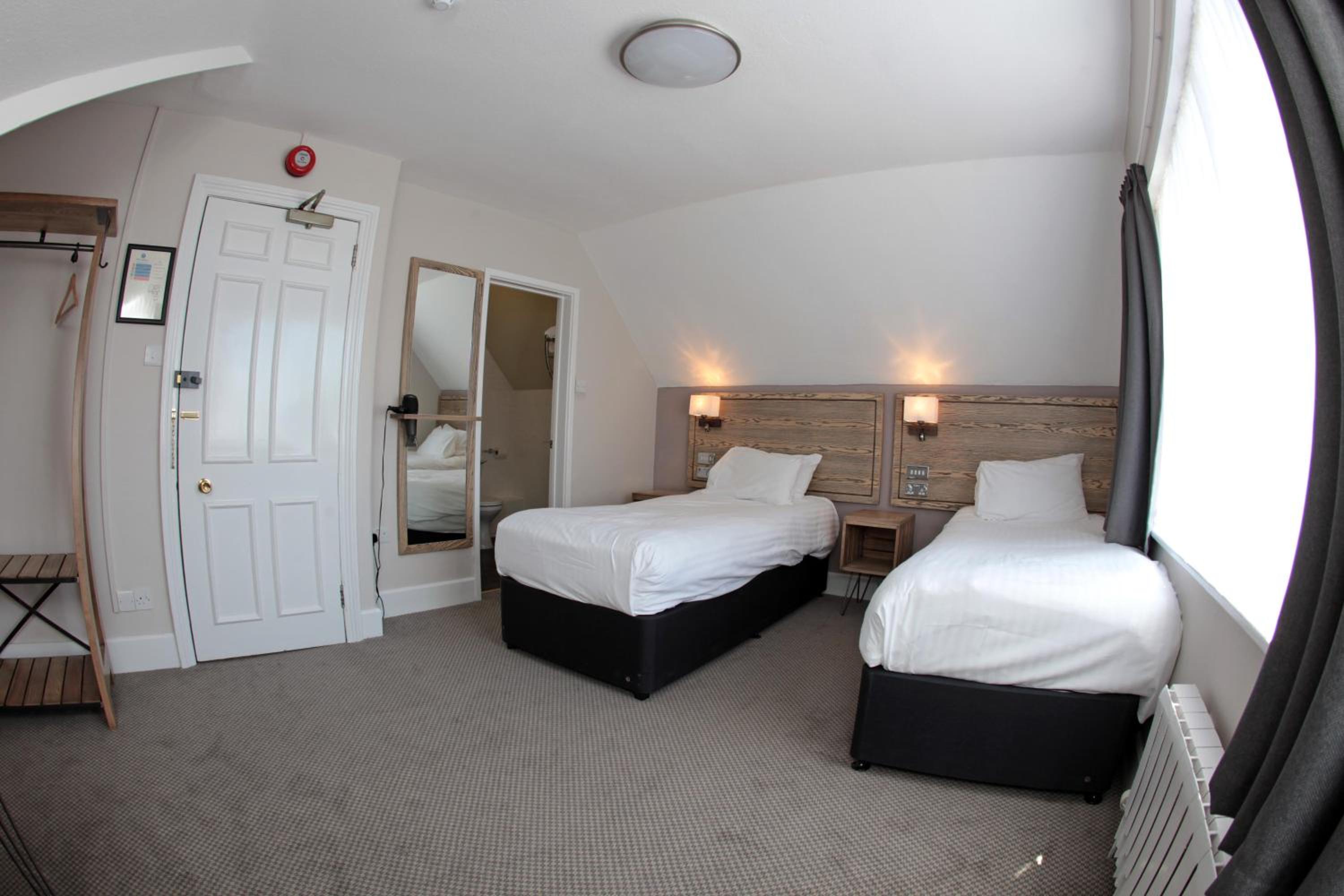 Standard Twin Room - Photo 5