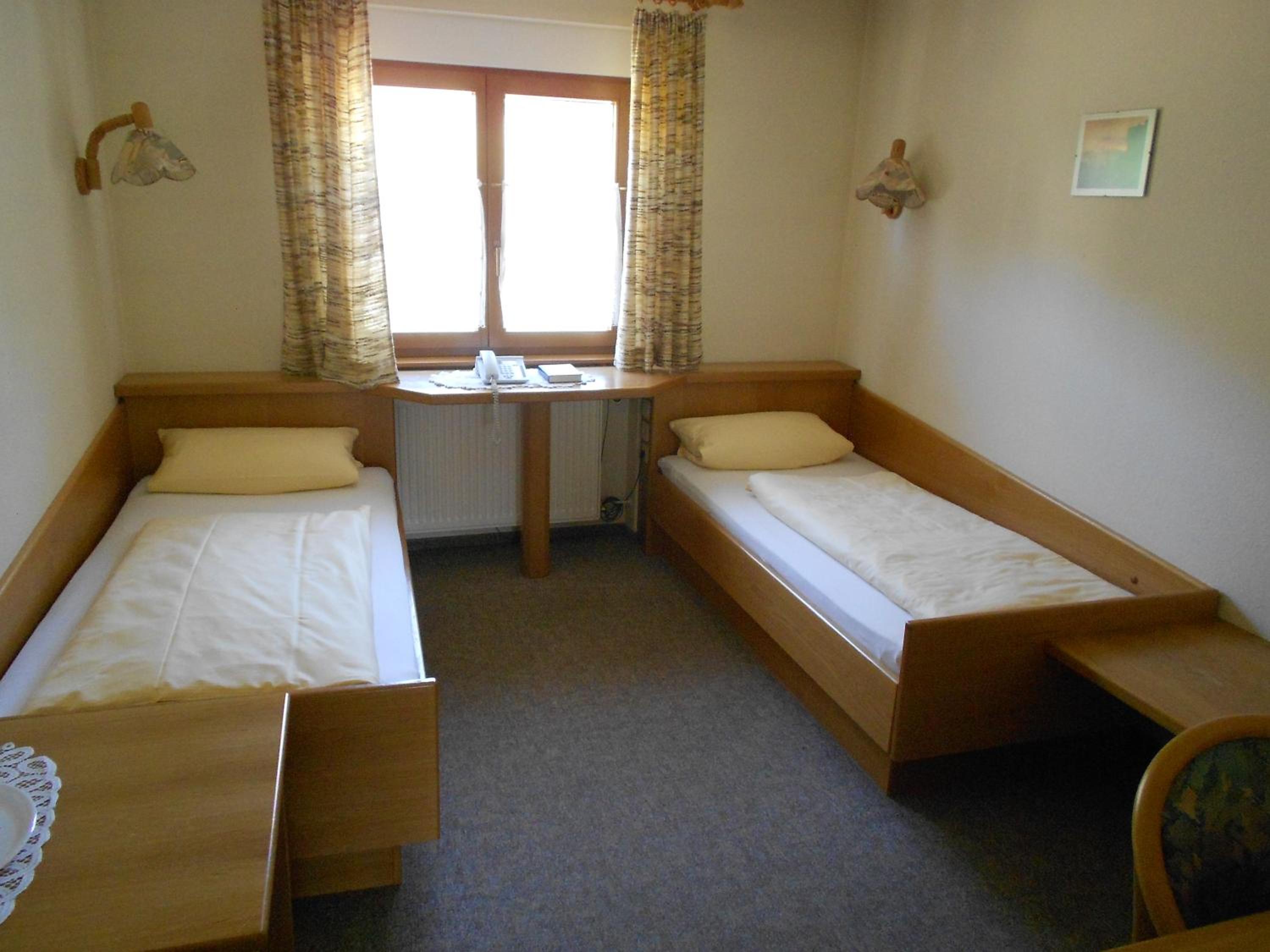 Standard Twin Room - Photo 2