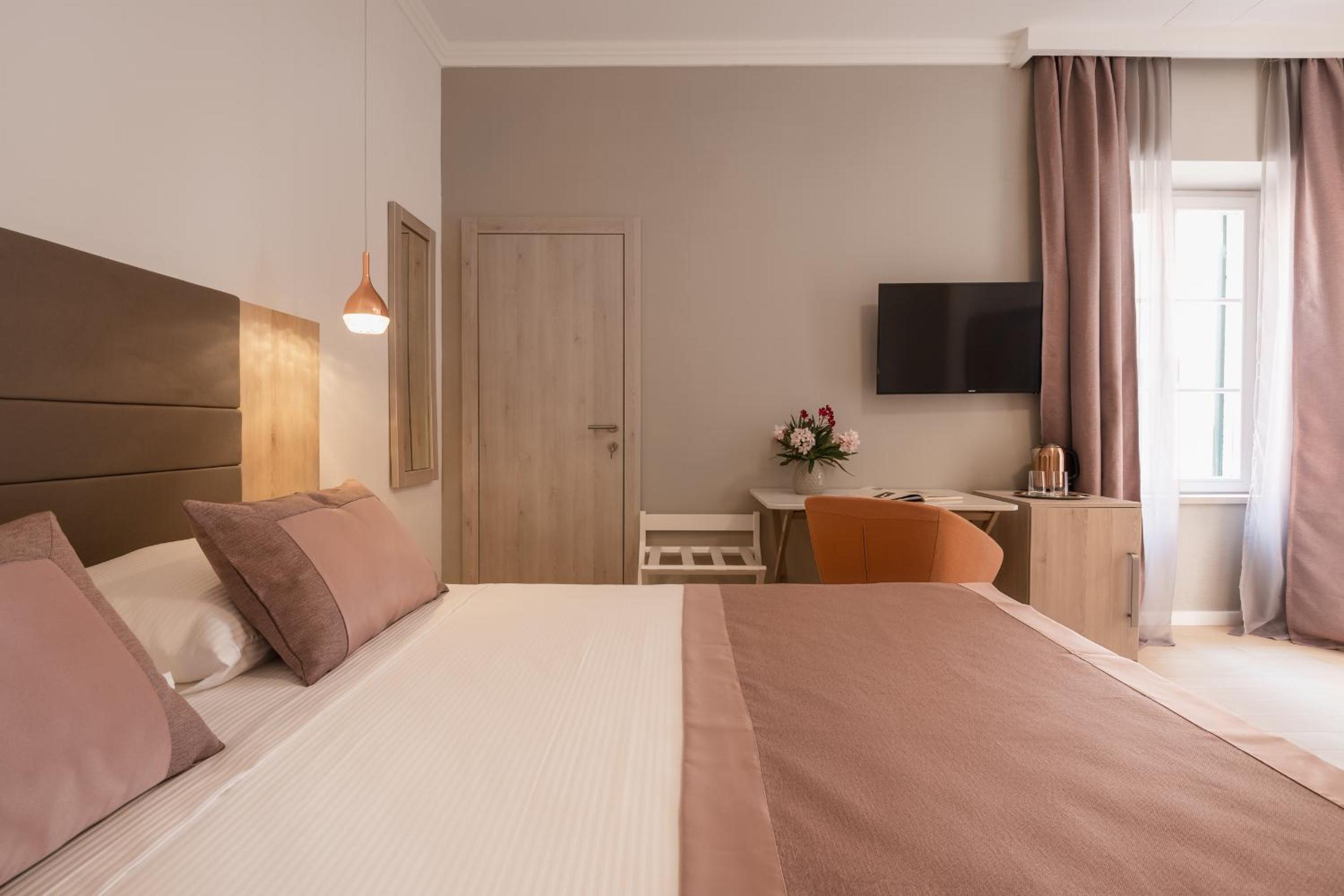 Large Double Room photo 3