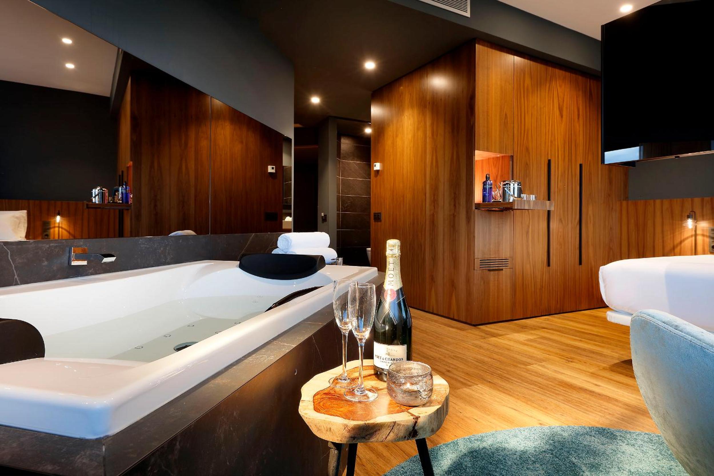 Suite con Jacuzzi Suite con Jacuzzi