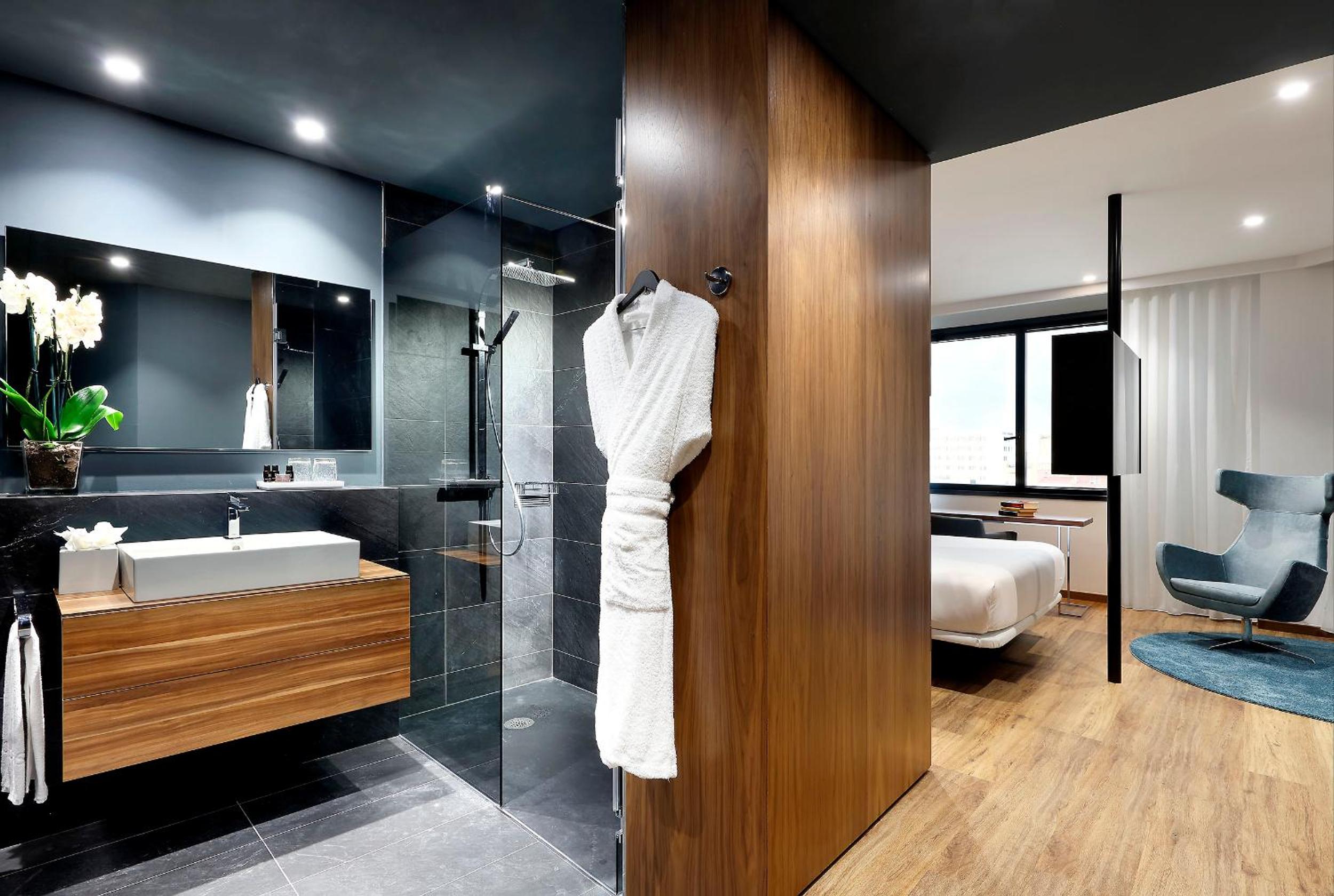Suite with Hot Tub photo 2