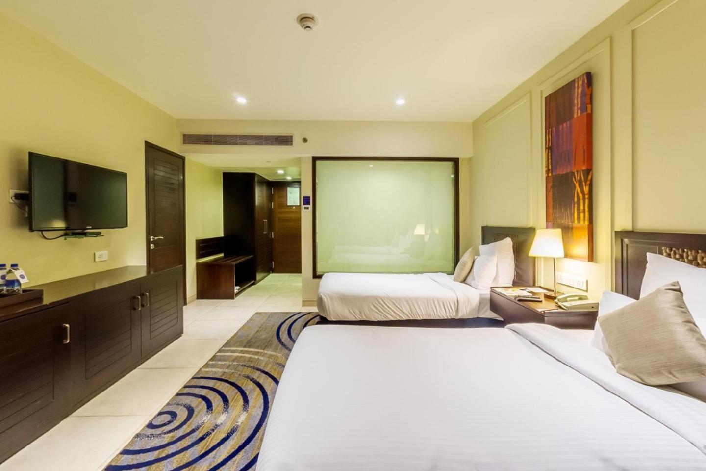 Deluxe Twin Room with Balcony with Complimentary one free ticket for Trampoline Park at Imagicaa per room per stay and 20% discount on Food and Beverage - Photo 3