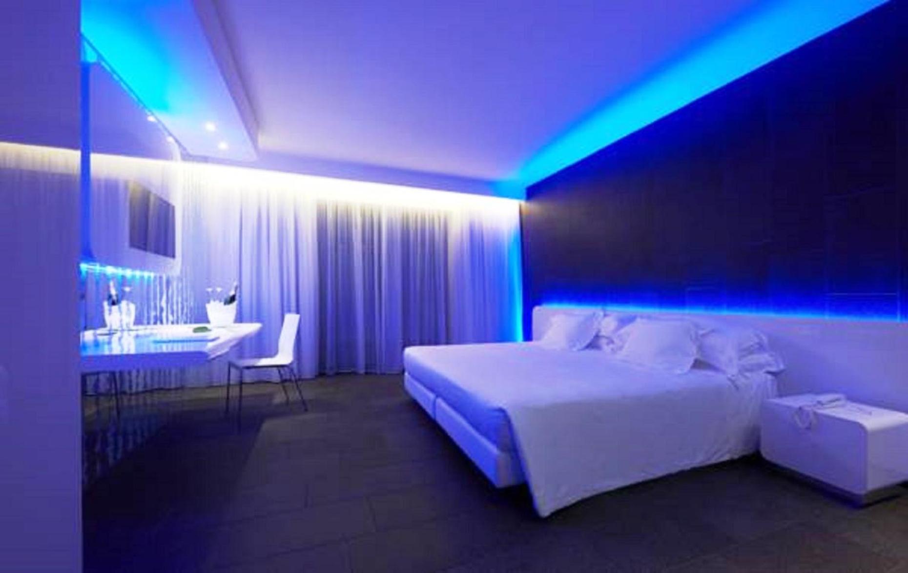Double or Twin Room with Balcony - Photo 2