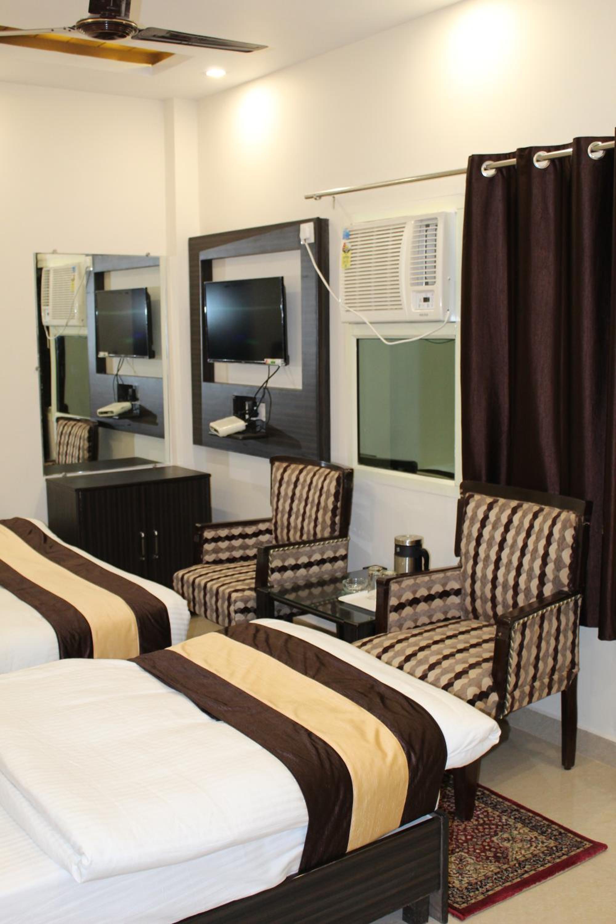 Family Room with Bathroom photo 2