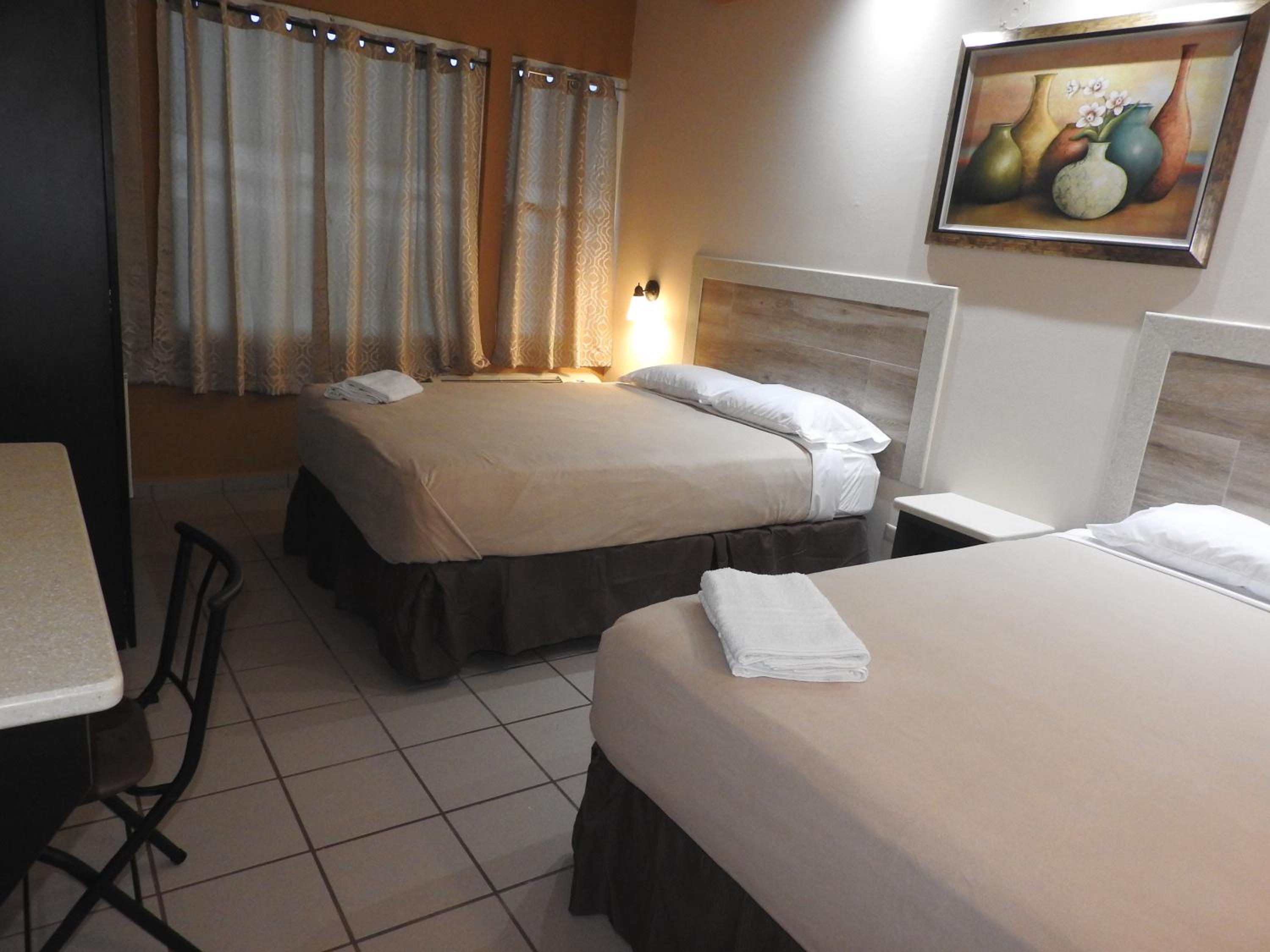 1 Queen and Bunk Beds Room photo 3