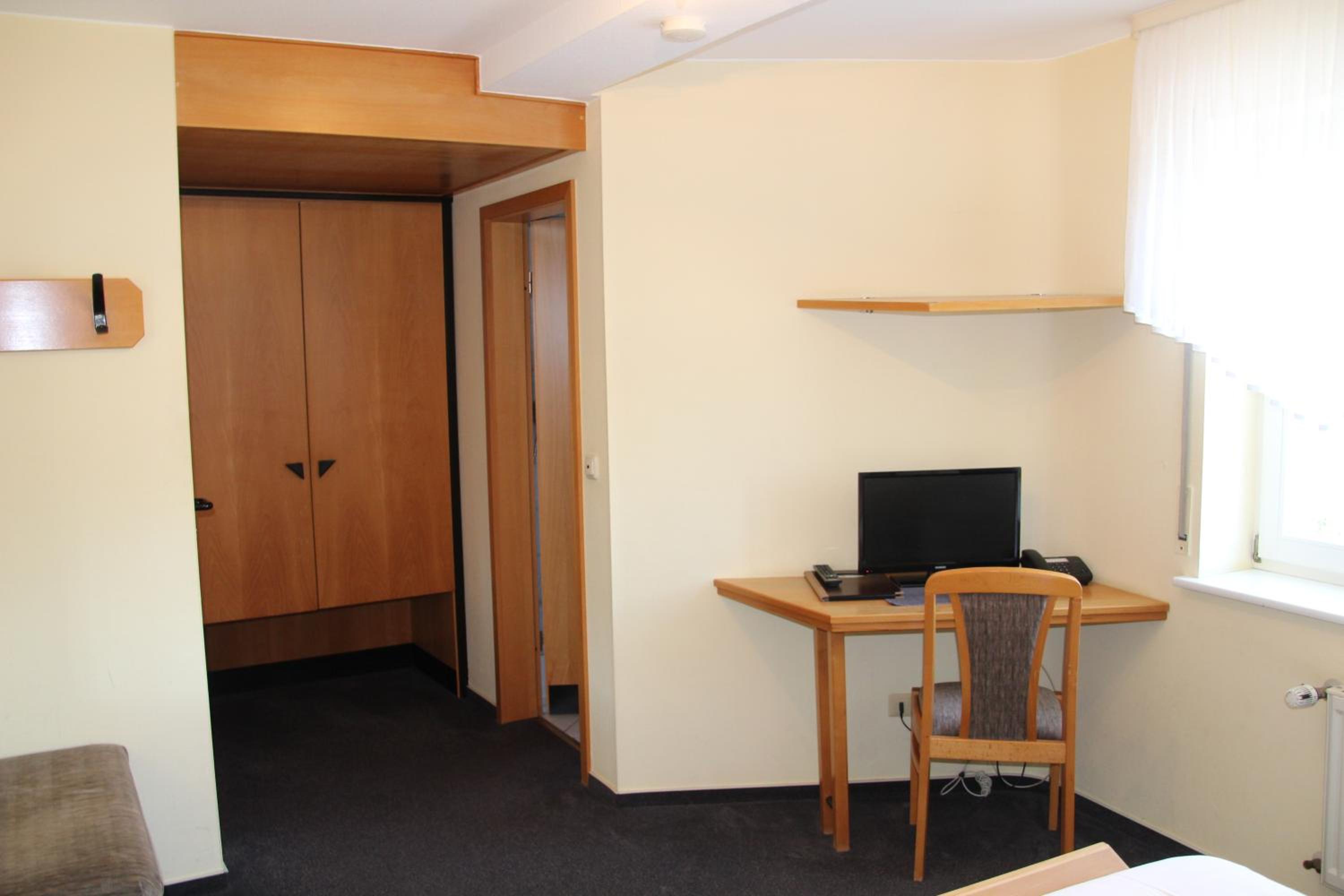 Single Room with Private Bathroom photo 3