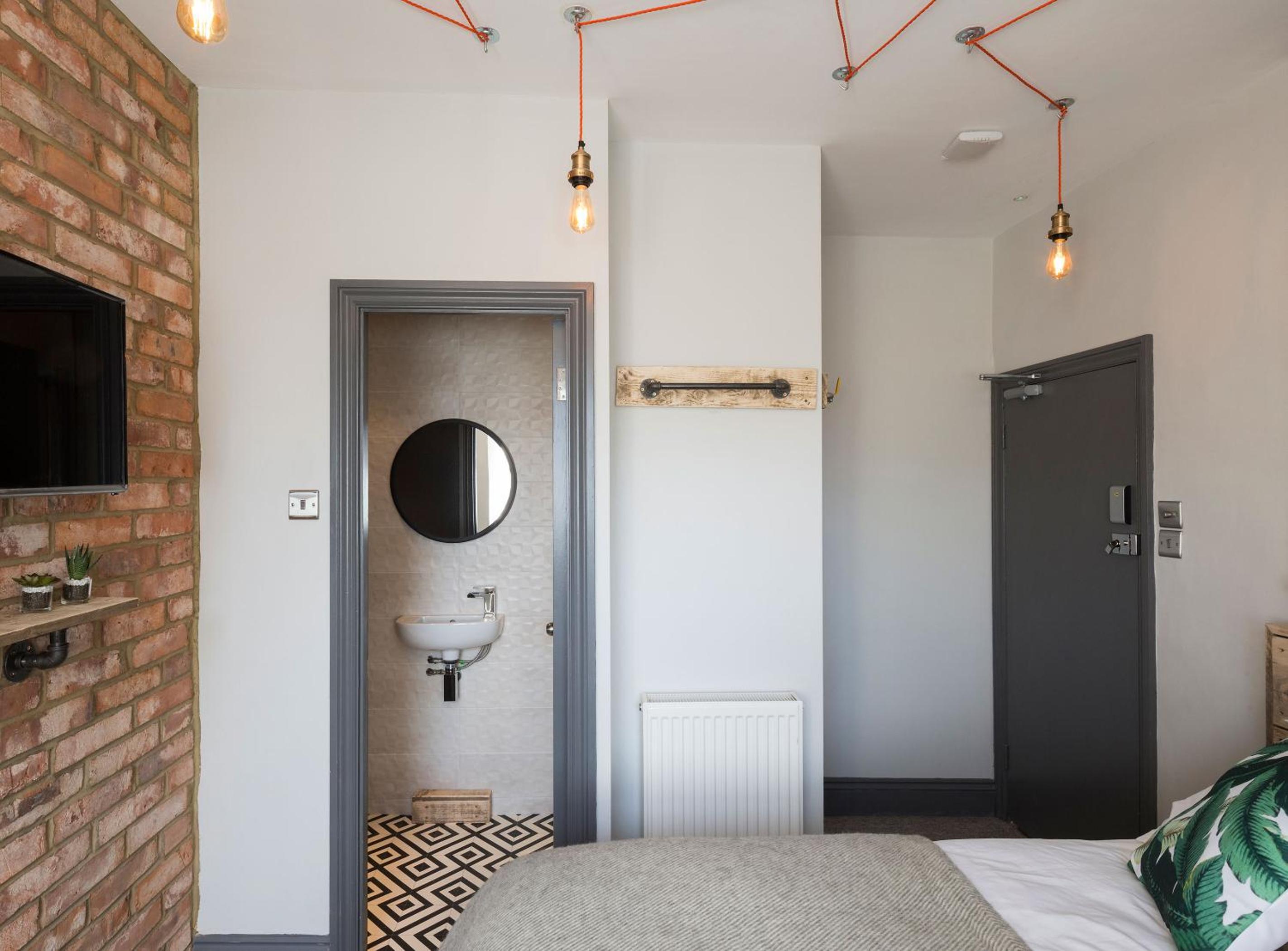 Double Room with Private Bathroom - Photo 9