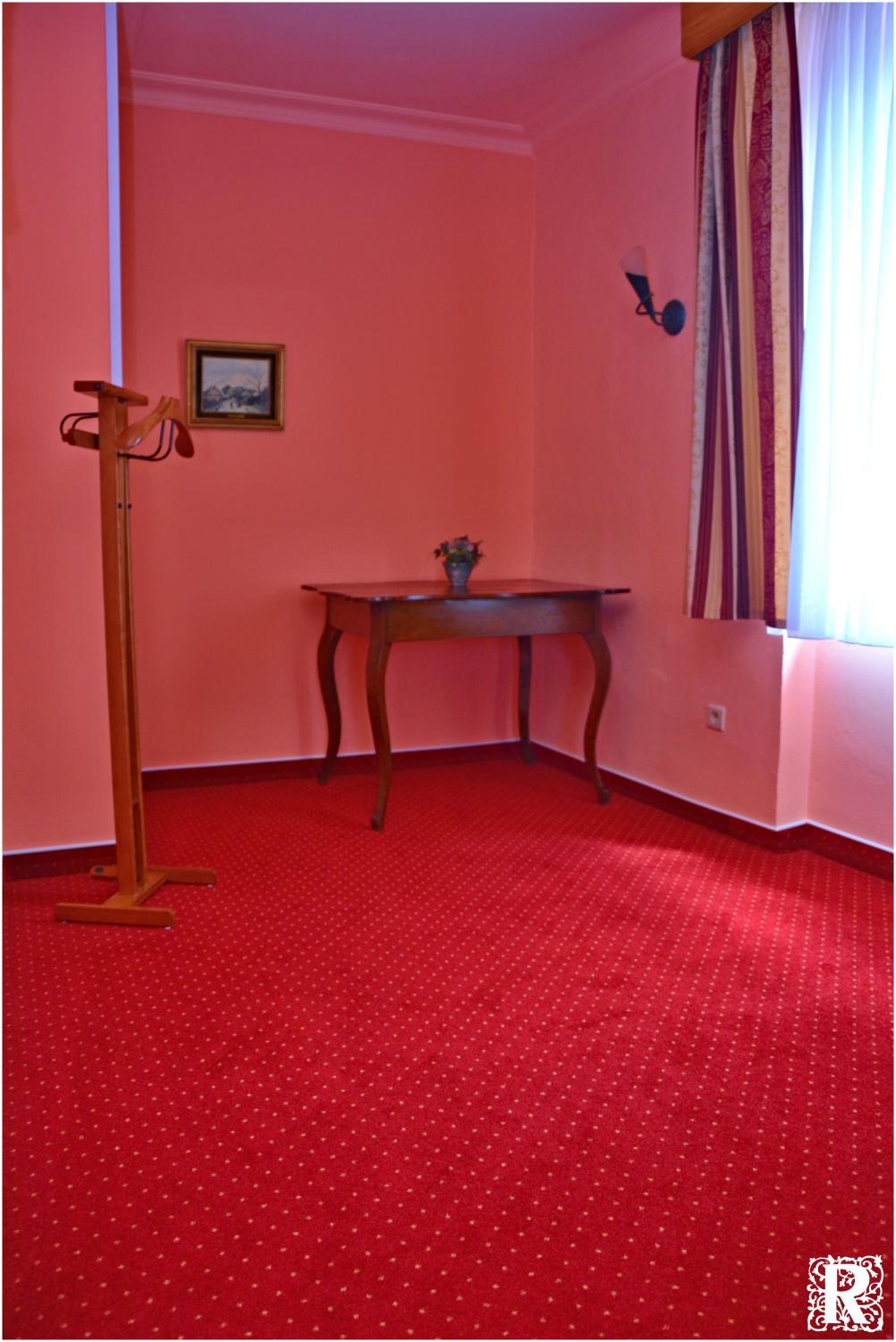 Deluxe Double Room with Bath - Photo 8