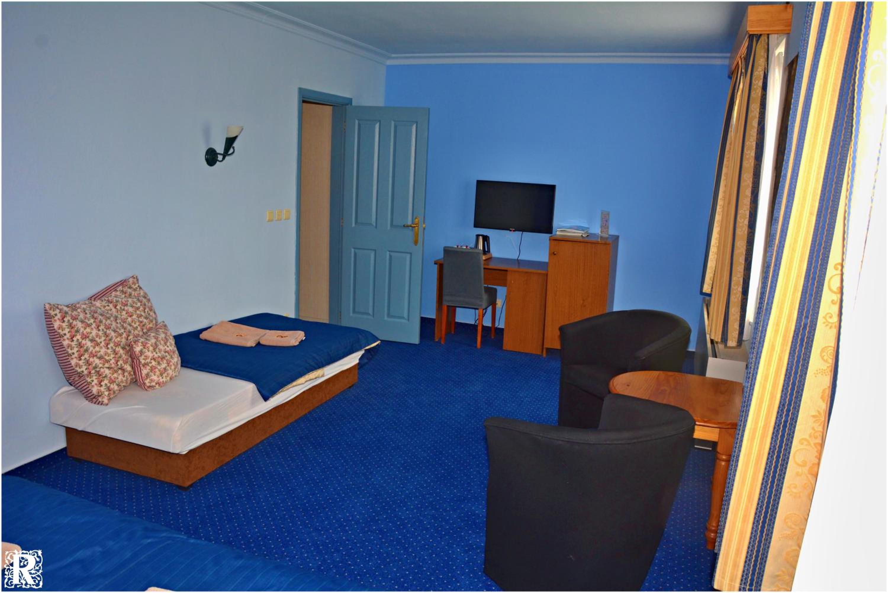Triple Room with Bath - Photo 7