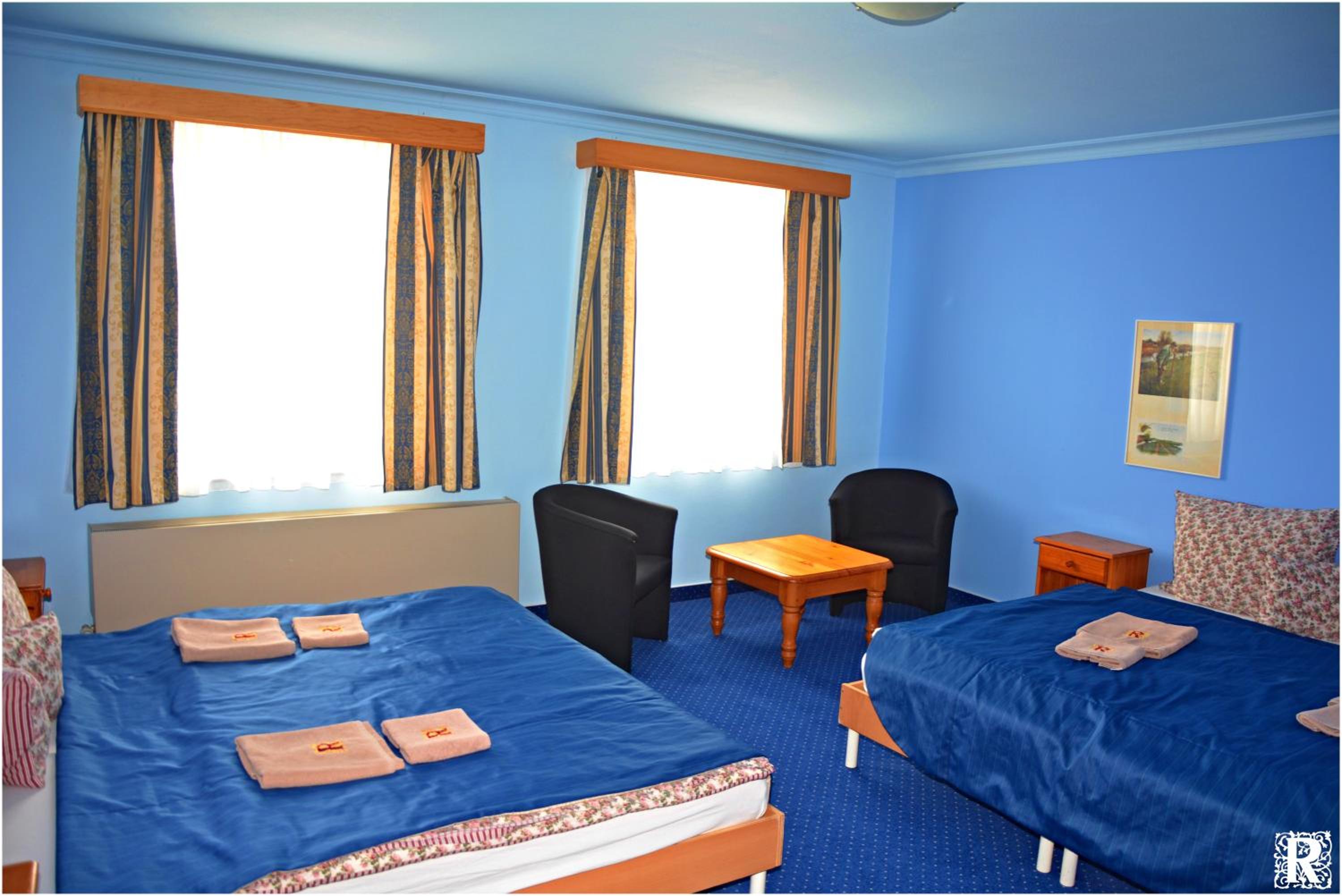Quadruple Room with Bath - Photo 3