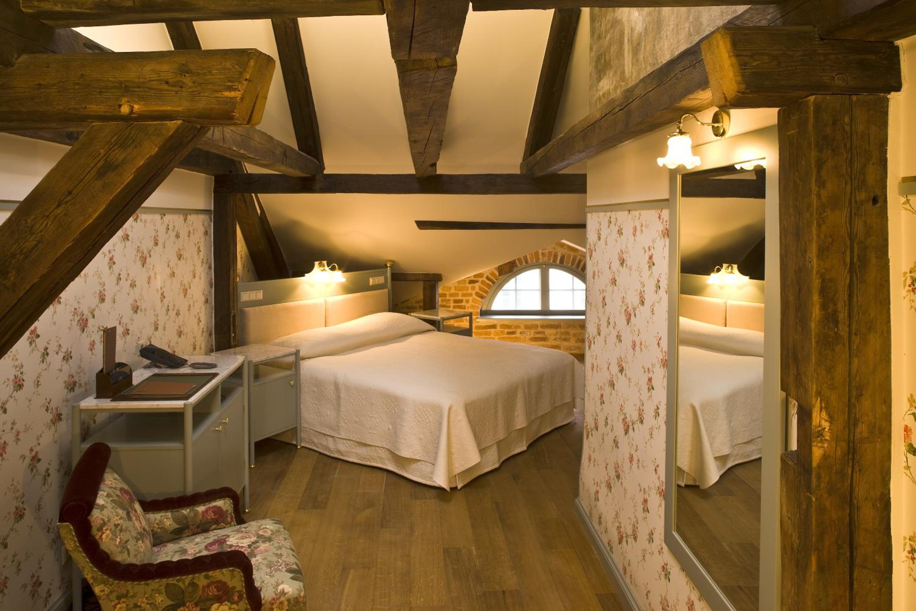 Superior Double or Twin Room - Photo 3