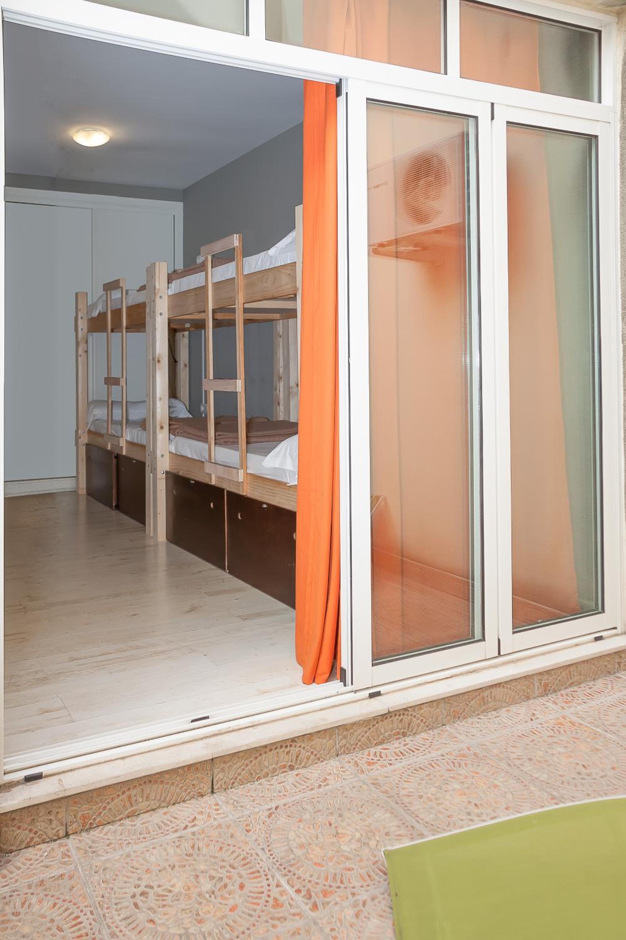 Cama en Dormitorio Mixto de 4 Camas con Terraza