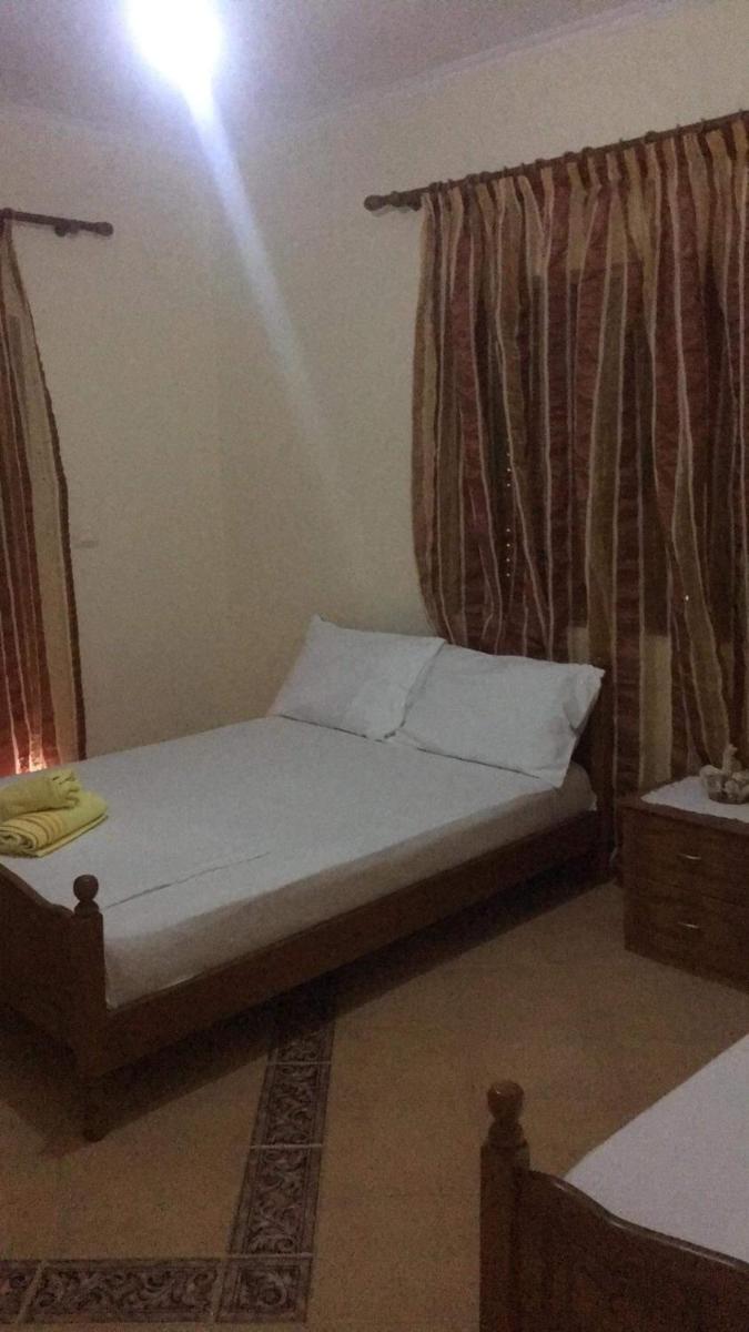 Economy Triple Room photo 2