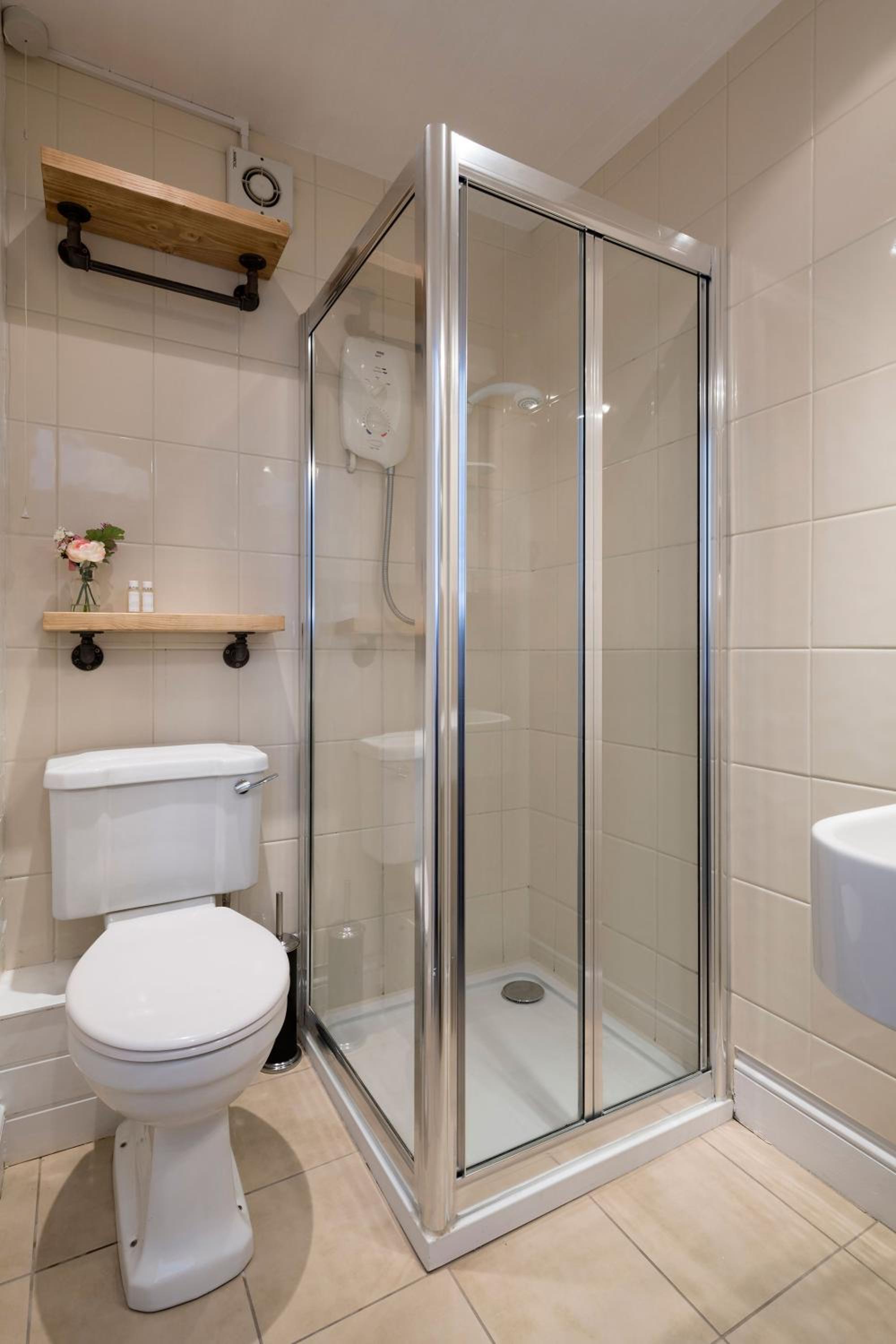Deluxe Double or Twin Room - Photo 11
