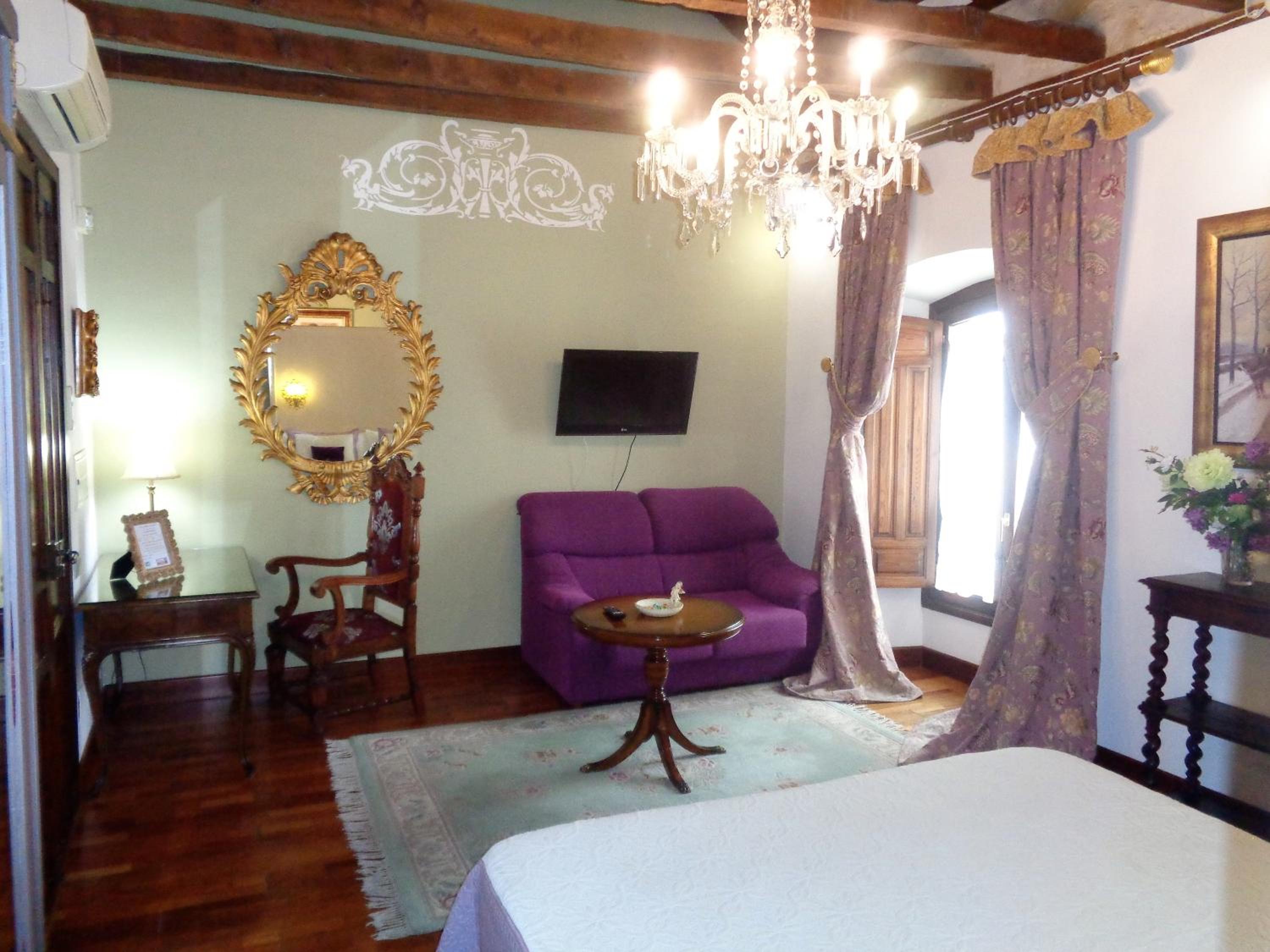 Deluxe Double Room - Photo 12