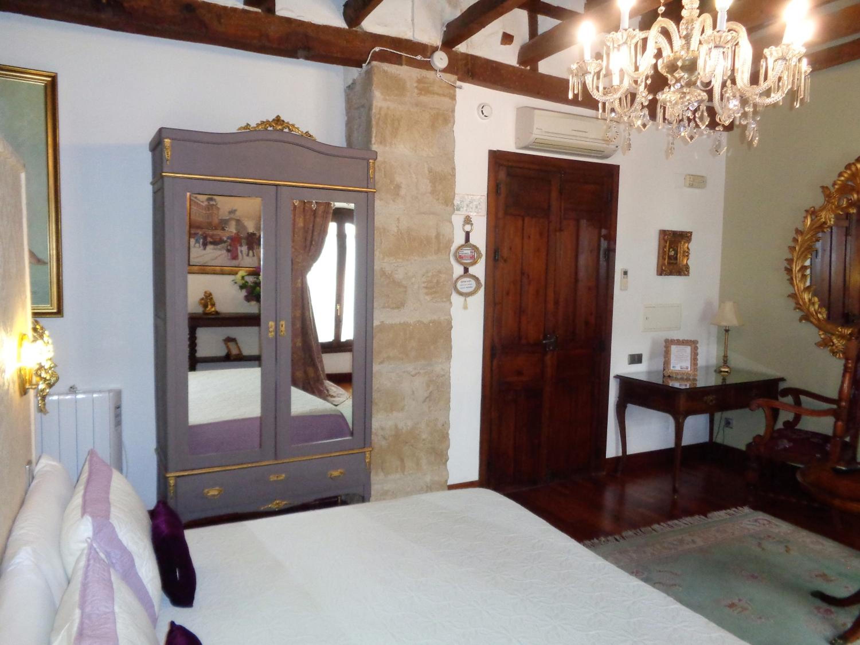 Deluxe Double Room - Photo 31