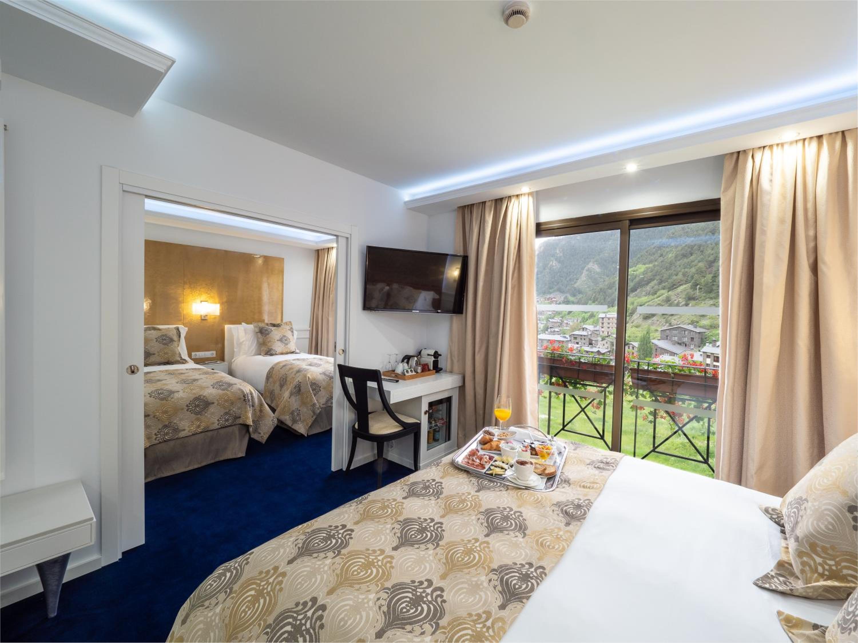 Quadruple Room with Mountain View photo 1