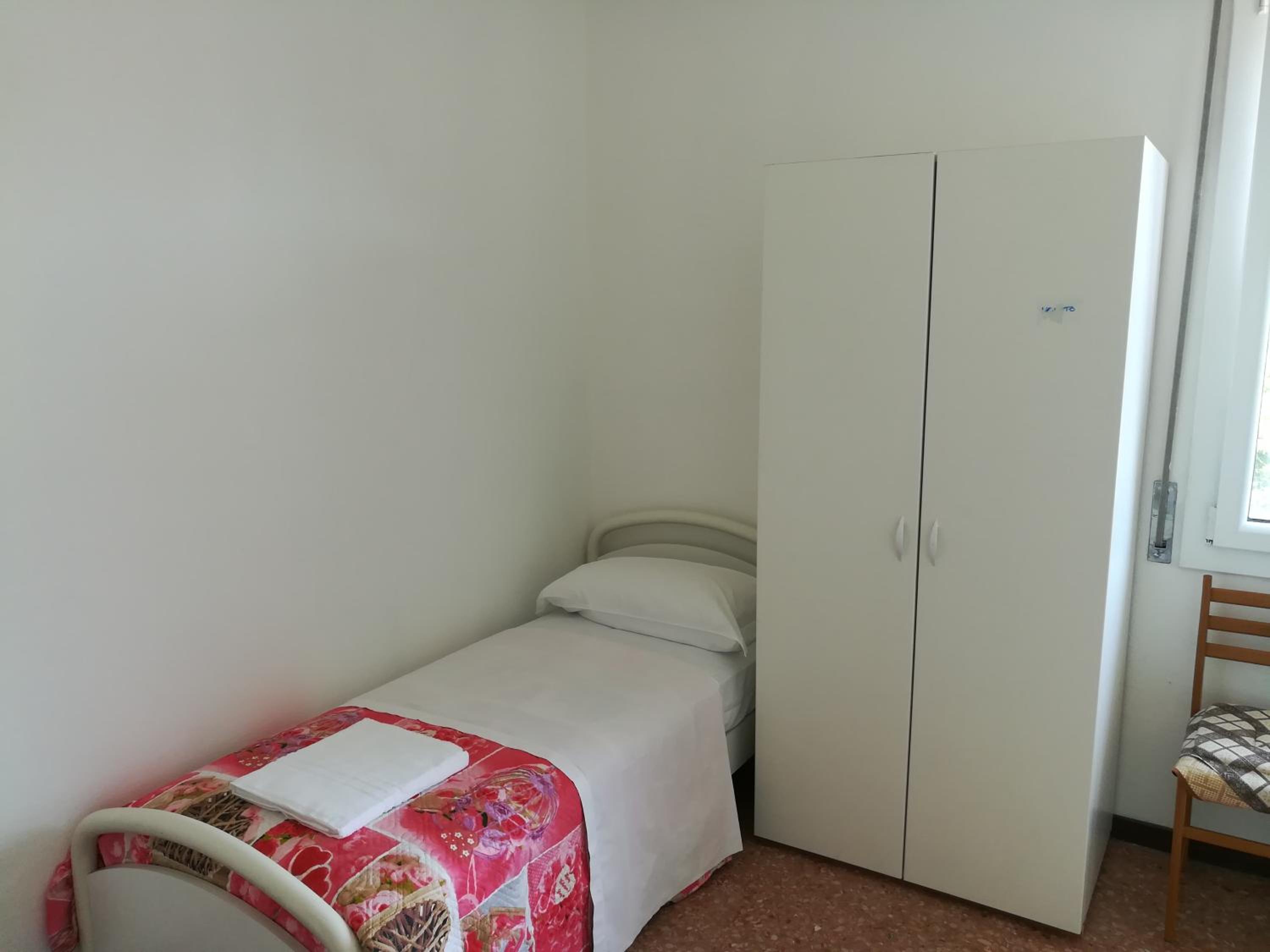 Single Room with Shared Bathroom photo 3
