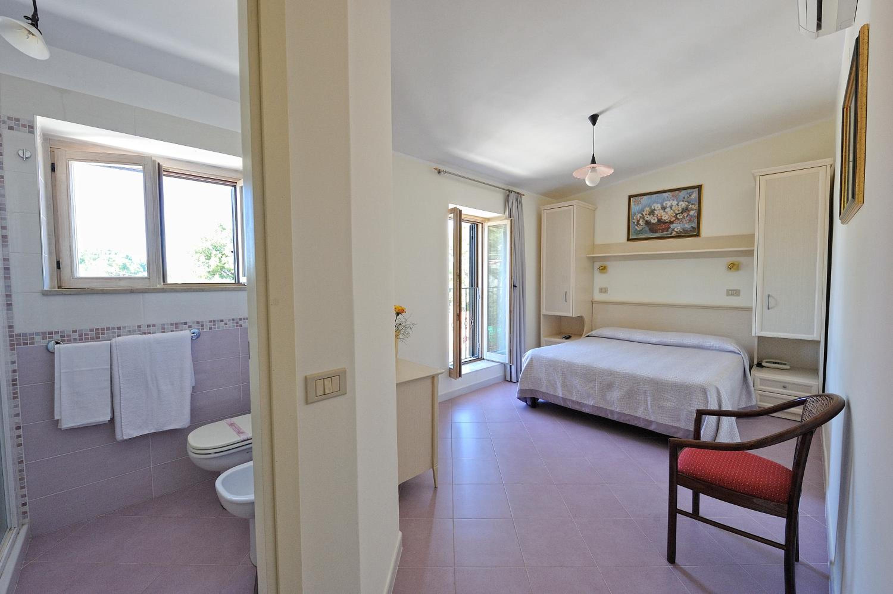 Standard Double Room - Photo 4