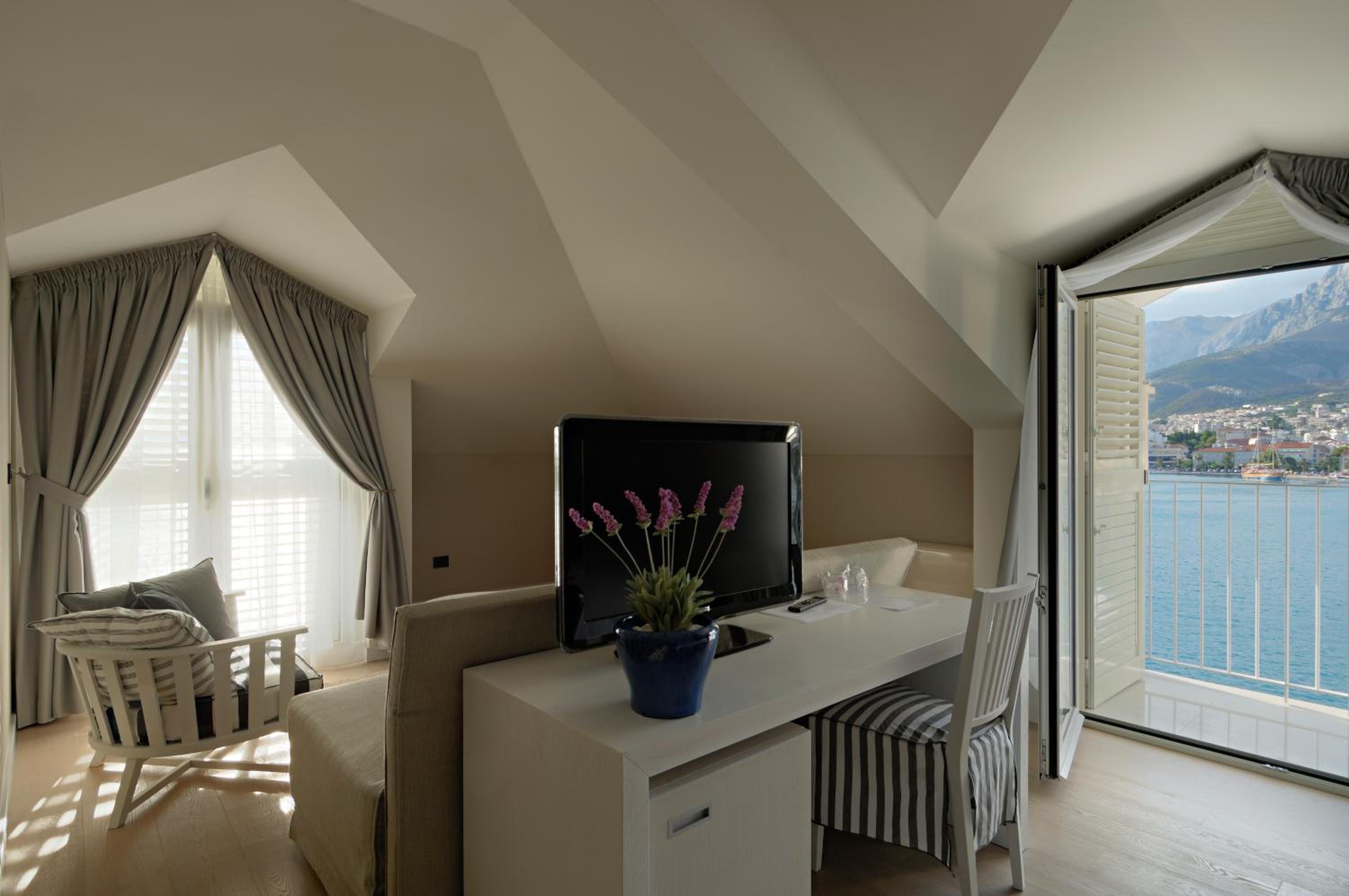 Suite with Sofa Bed and Sea View (3 Adults) - Photo 3