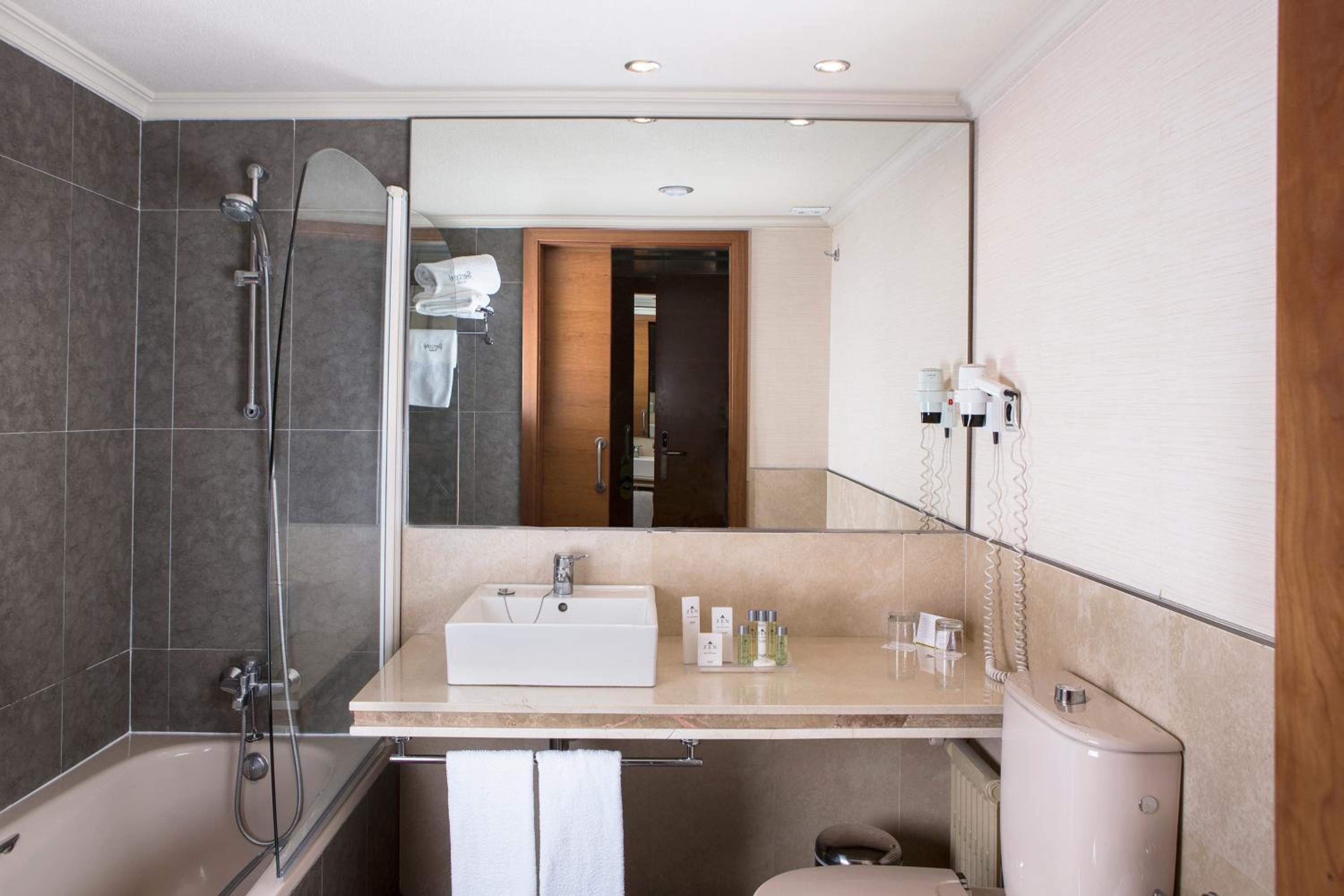 Standard Twin Room - Photo 3
